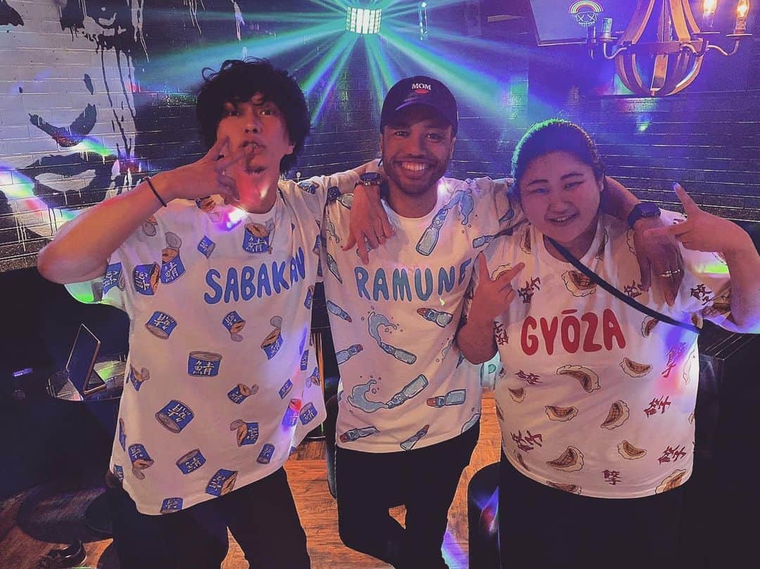 Richesのインスタグラム：「今回のバースデーイベントは今月の23〜25日にやるから、リアバは誰にも営業してなかだけど、それでもインスタ見て誕生日だからって来てくれた方々、本当にありがとうございます🙏✨✨ 嬉しかったです❤️ ・ ・ 尊敬するBOSSもお祝いに来てくれて、お揃いのぷにゅずのTシャツ買ってくれました！w カワユス😆 BOSSのお陰で人生変わって書きたいこと沢山あるんだけど恥ずかしいから辞めておきますw 早く恩返し出来る様に1日1日を大切に頑張ります🔥 ・ ・ #GOD皐月 #リチェス #パリピ #youtube #youtuber #金髪 #黒人 #ハーフ #番号教えて #ガンパリマジック #由比ヶ浜 #tバック #歌舞伎町 #新宿 #東京 #入間 #埼玉 #ガーナ #南魚沼 #新潟 #riches #tokyo #japan #ghana #hiphop #party #love #instagood #happy #followme」