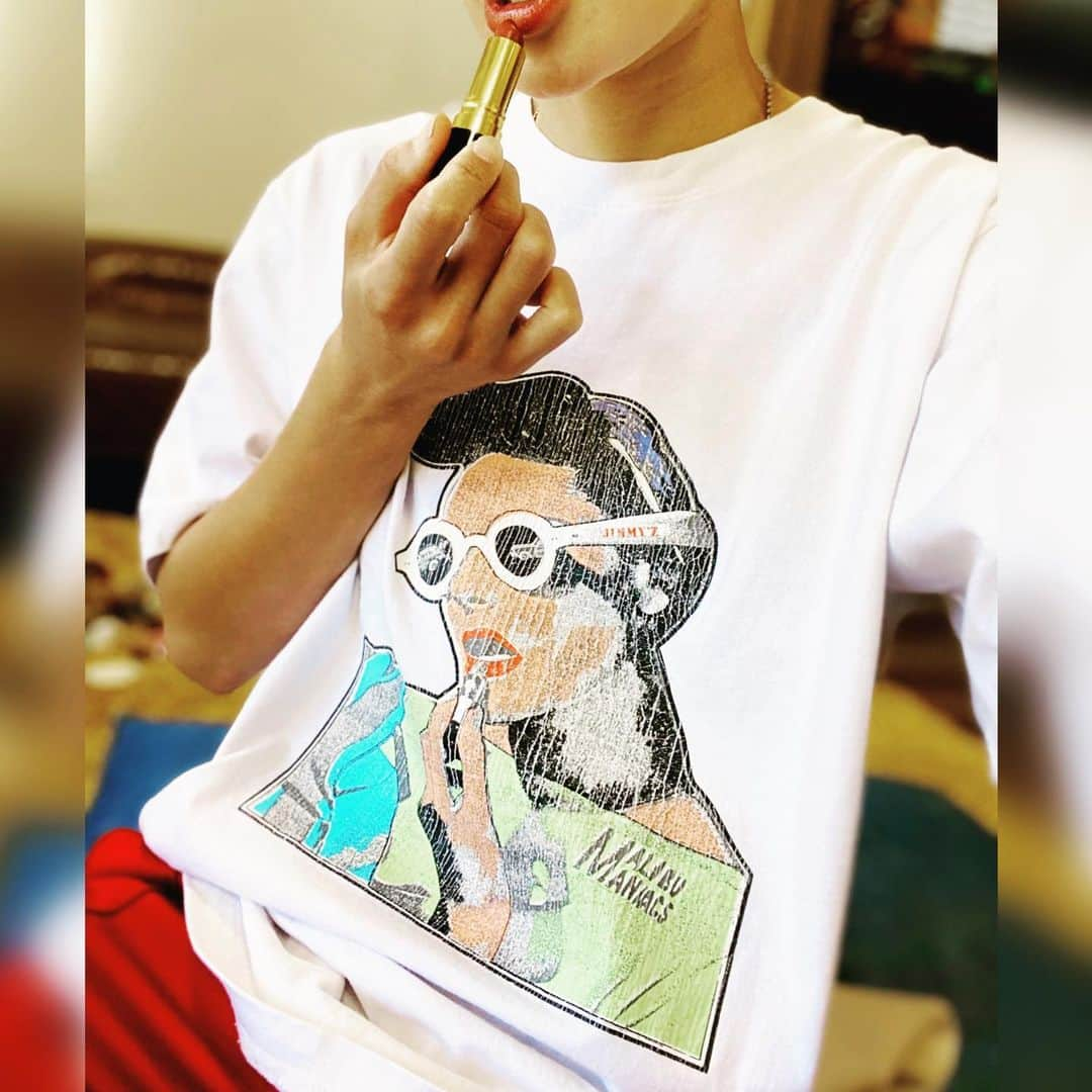 西山茉希さんのインスタグラム写真 - (西山茉希Instagram)「年中半袖、 ところにより長袖。  Tシャツ×ジャージ。  #西山食堂 #店主のユニフォーム  Tシャツ増えました。 @jimmyz.jp  @mishukukichi   ヴィンテージちっくな ロック風味な質感と色味に キュンです🤌🖤」4月18日 14時15分 - maki.nshiyama50