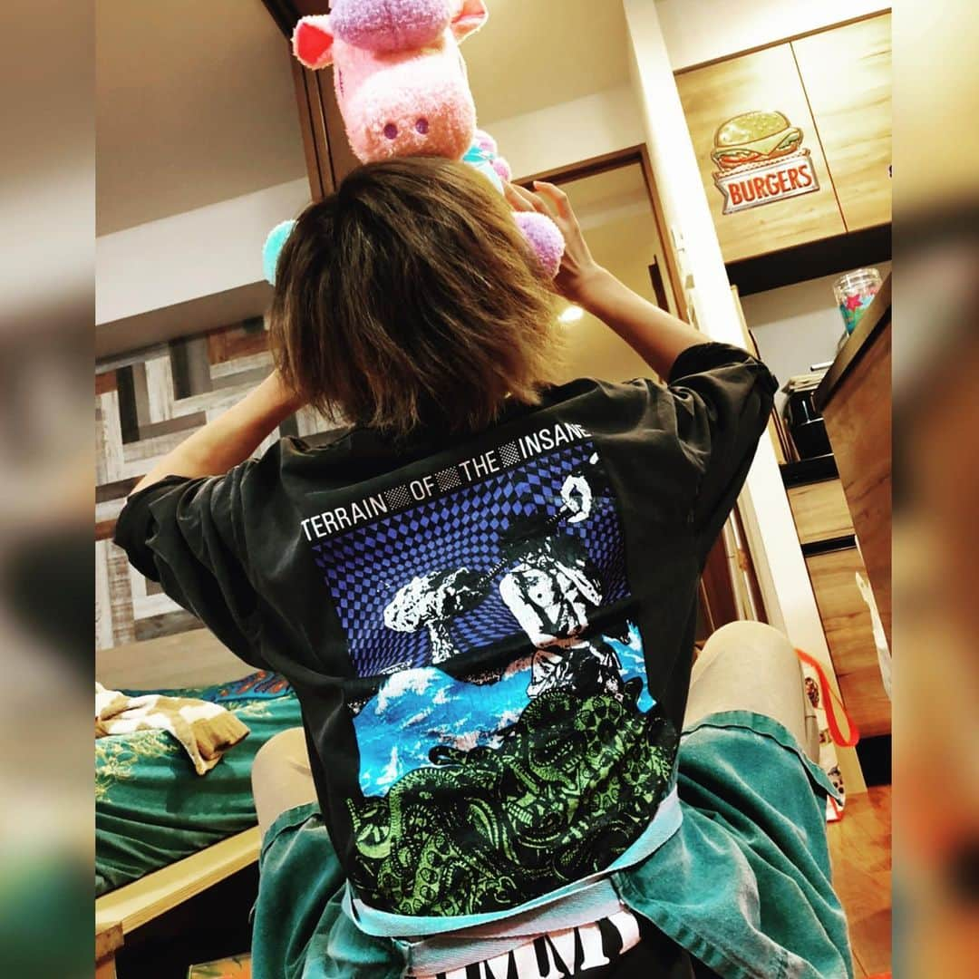 西山茉希さんのインスタグラム写真 - (西山茉希Instagram)「年中半袖、 ところにより長袖。  Tシャツ×ジャージ。  #西山食堂 #店主のユニフォーム  Tシャツ増えました。 @jimmyz.jp  @mishukukichi   ヴィンテージちっくな ロック風味な質感と色味に キュンです🤌🖤」4月18日 14時15分 - maki.nshiyama50