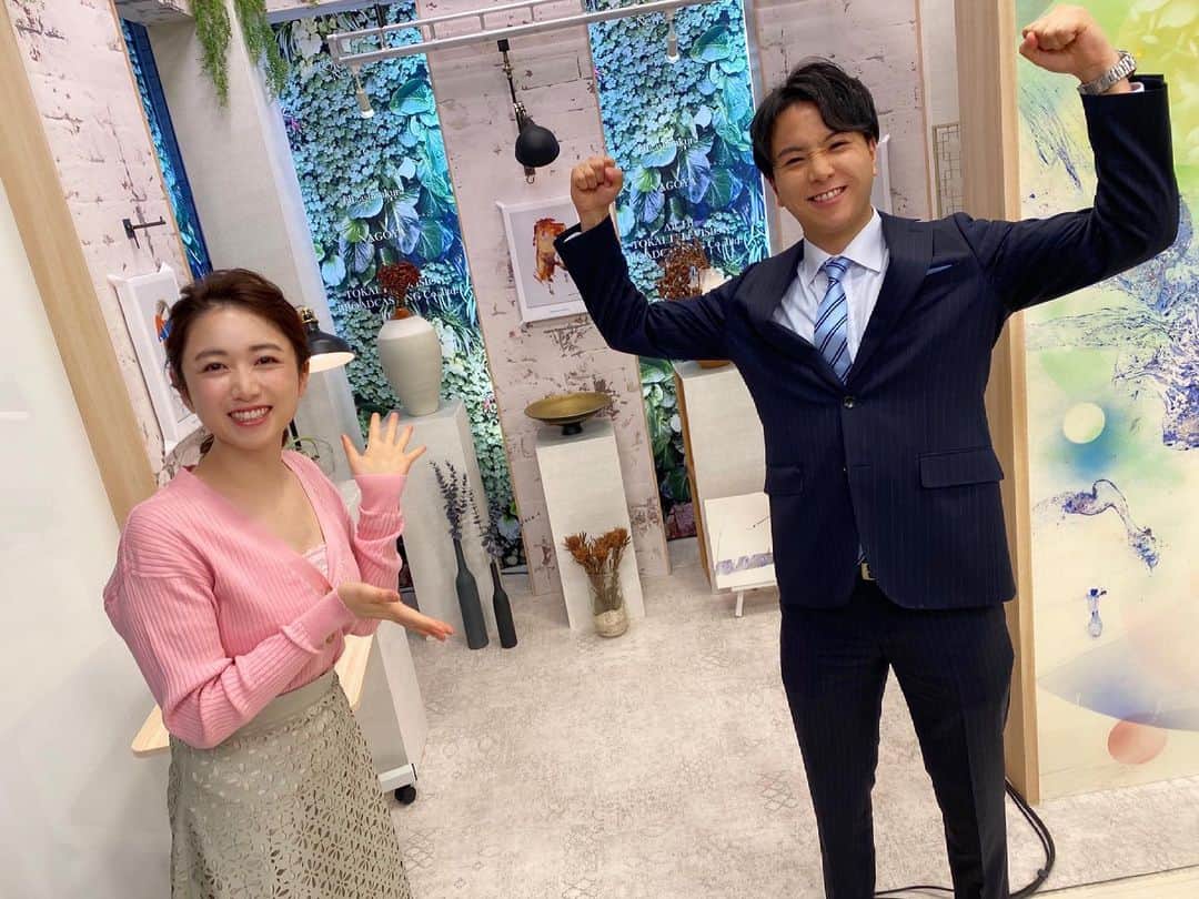 前田輝のインスタグラム：「﻿ ﻿ 4月から、ニュースOneにフィールドキャスターとして加わりました！﻿ 初回は無事終了、ホッとしました😂笑﻿ 番組終了後に上山アナウンサーと📸﻿ 頑張ります！﻿ よろしくお願い致します🙇‍♂️﻿ ﻿  #東海テレビ #アナウンサー﻿ #ニュースOne﻿ #まみさん﻿ #頼りにしてます﻿ #アナウンス部のお姉さん﻿ #上山真未﻿ #前田輝」
