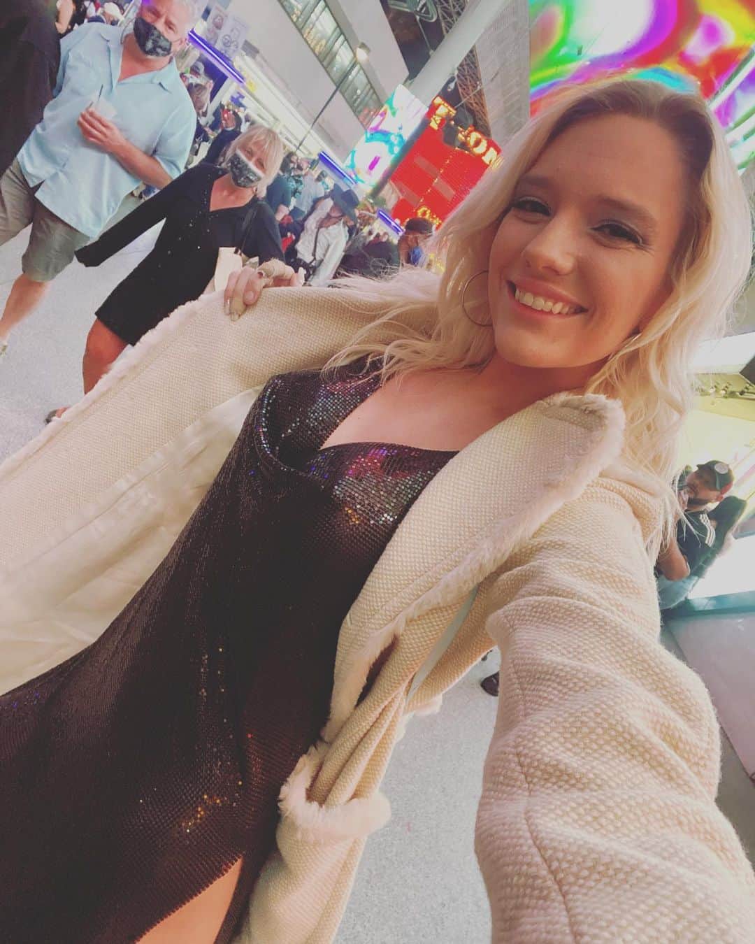 ケナ・ジェームスのインスタグラム：「Rockin my @loveshinygal black chain mail dress on Fremont Street last night 🤟🏻🖤」