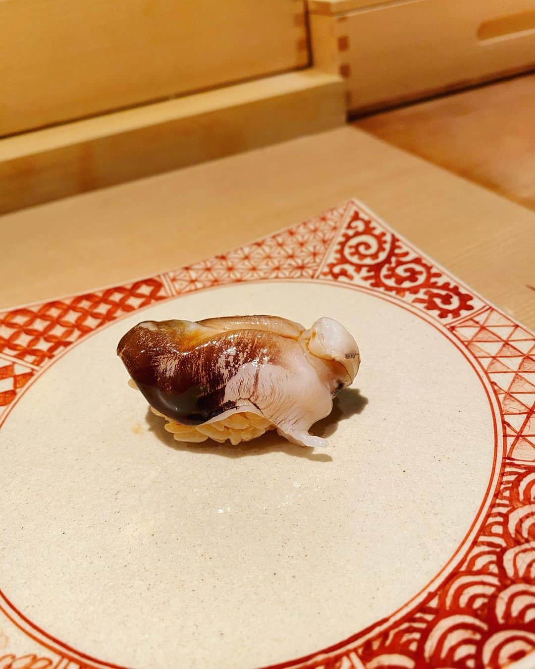 ririさんのインスタグラム写真 - (ririInstagram)「🍣大好きなご飯の1つ🍣 お鮨屋🤤 @sushi.yamada.nishiazabu へ 行ってきました♡ ここのお鮨屋さんは まだできたばかりなのですが クオリティが かなり高くてビックリしました😣‼️💦 全てが美味しかったです✨ 1番印象的だったのが 穴子です🧸え？？ふわふわすぎて 口にいれた瞬間とろけました😹👏 これは優勝🏅ですwww  またぜひ行きたいなと思います💓  #鮨やま田 #寿司 #鮨 #西麻布グルメ #絶品」4月18日 14時34分 - riri.ribon
