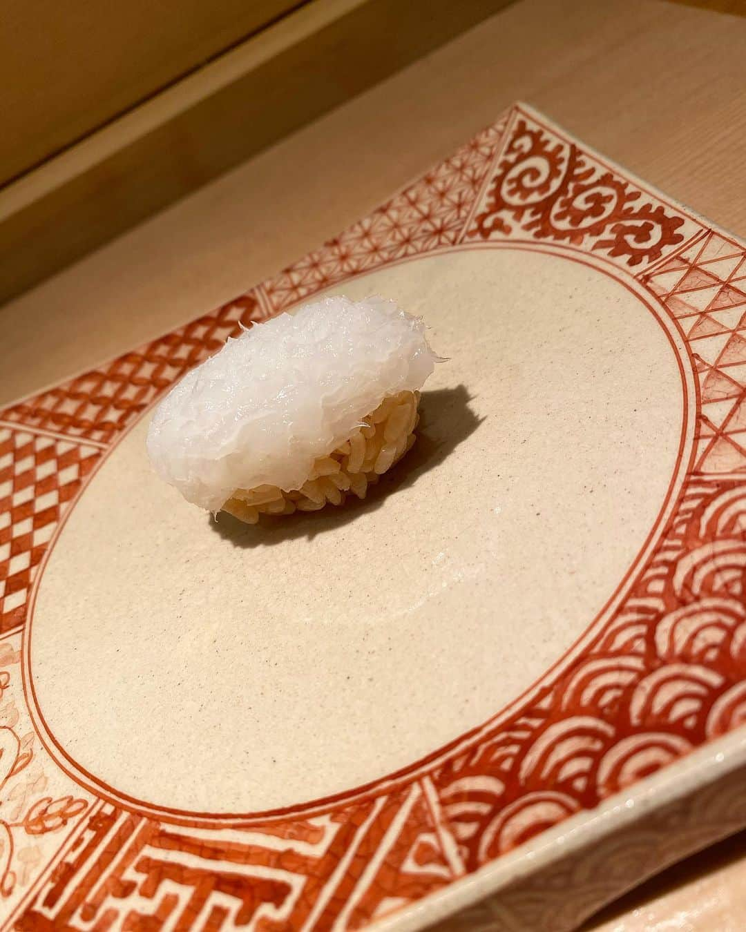 ririさんのインスタグラム写真 - (ririInstagram)「🍣大好きなご飯の1つ🍣 お鮨屋🤤 @sushi.yamada.nishiazabu へ 行ってきました♡ ここのお鮨屋さんは まだできたばかりなのですが クオリティが かなり高くてビックリしました😣‼️💦 全てが美味しかったです✨ 1番印象的だったのが 穴子です🧸え？？ふわふわすぎて 口にいれた瞬間とろけました😹👏 これは優勝🏅ですwww  またぜひ行きたいなと思います💓  #鮨やま田 #寿司 #鮨 #西麻布グルメ #絶品」4月18日 14時34分 - riri.ribon