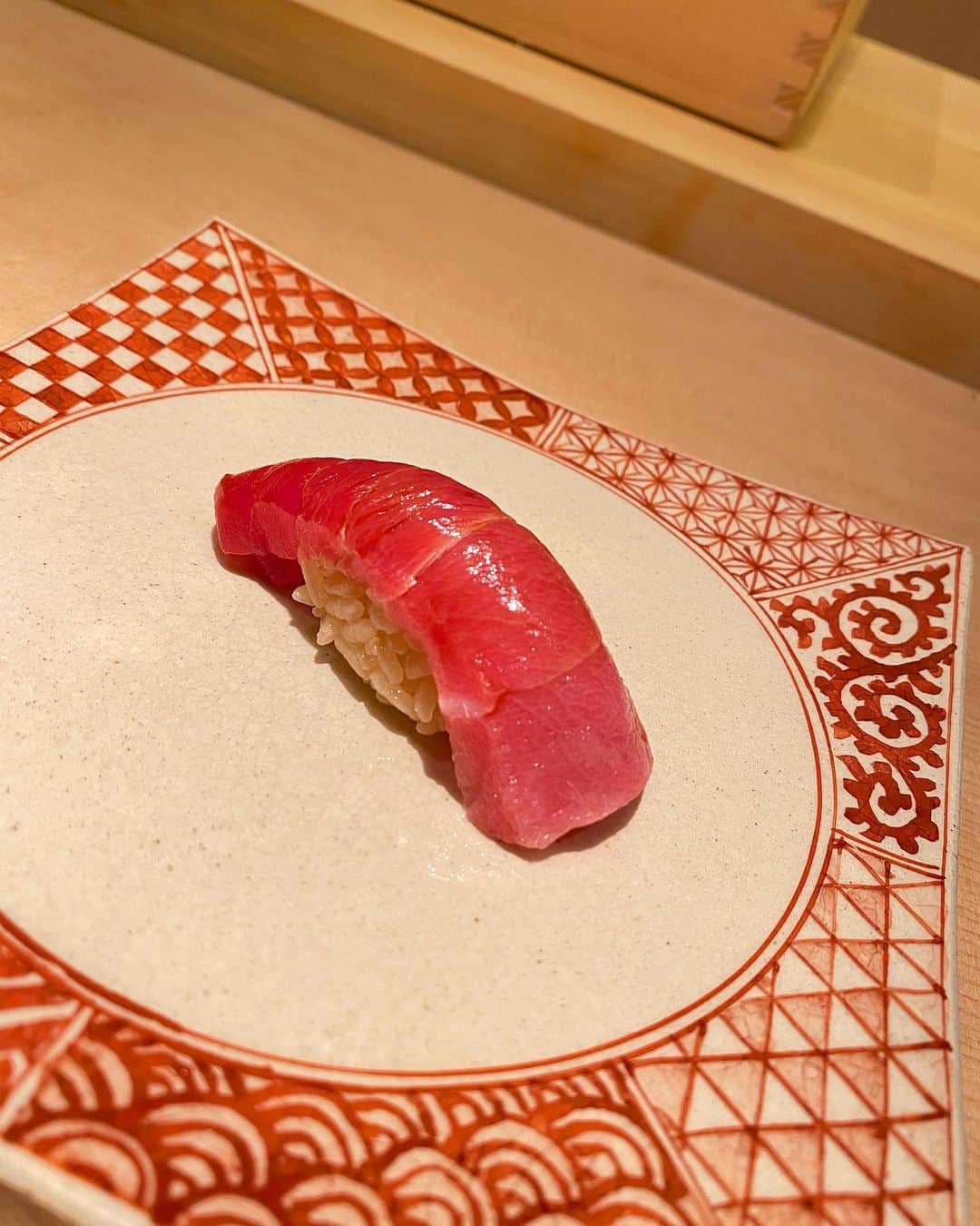 ririさんのインスタグラム写真 - (ririInstagram)「🍣大好きなご飯の1つ🍣 お鮨屋🤤 @sushi.yamada.nishiazabu へ 行ってきました♡ ここのお鮨屋さんは まだできたばかりなのですが クオリティが かなり高くてビックリしました😣‼️💦 全てが美味しかったです✨ 1番印象的だったのが 穴子です🧸え？？ふわふわすぎて 口にいれた瞬間とろけました😹👏 これは優勝🏅ですwww  またぜひ行きたいなと思います💓  #鮨やま田 #寿司 #鮨 #西麻布グルメ #絶品」4月18日 14時34分 - riri.ribon