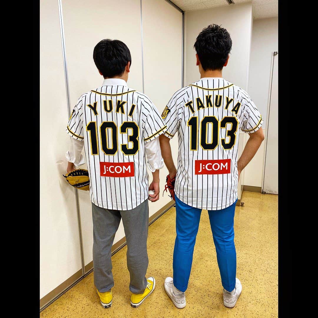 土佐卓也さんのインスタグラム写真 - (土佐卓也Instagram)「今日の家族写真 「阪神甲子園球場にてファーストピッチセレモニーを行わせて頂きました⚾️ 兄弟で甲子園の土を踏ませて頂き感無量です✨夢のような時間でした❗️」 卓也  #土佐兄弟 #家族写真 #甲子園球場  #阪神ヤクルト戦  #阪神タイガース  #ファーストピッチセレモニー  #CultureZ #あるある土佐カンパニー #土佐カン #木村拓哉 さん #リスペクト #staysafe  #staypositive」4月18日 14時34分 - takuyatosa1