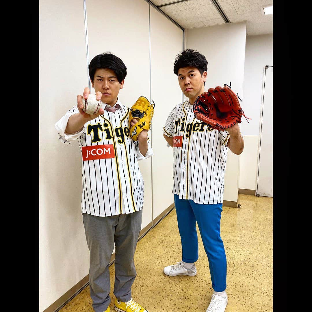 土佐卓也さんのインスタグラム写真 - (土佐卓也Instagram)「今日の家族写真 「阪神甲子園球場にてファーストピッチセレモニーを行わせて頂きました⚾️ 兄弟で甲子園の土を踏ませて頂き感無量です✨夢のような時間でした❗️」 卓也  #土佐兄弟 #家族写真 #甲子園球場  #阪神ヤクルト戦  #阪神タイガース  #ファーストピッチセレモニー  #CultureZ #あるある土佐カンパニー #土佐カン #木村拓哉 さん #リスペクト #staysafe  #staypositive」4月18日 14時34分 - takuyatosa1