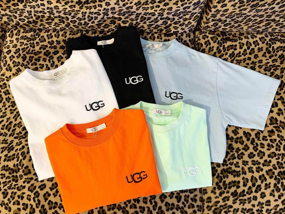 アトモスガールズ/atmos girlsのインスタグラム：「. 好評販売中✨ UGGより大人気のUGGロゴ刺繍Tシャツがカラバリを増やして登場💕  シンプルなTシャツはいろいろな着回しでお使いいただけます🐥❤️ これからの時期大活躍間違いなしのTシャツ❤️  お色は全部で5色ッ✨  @ugg_atmos  是非チェックしてみてねっ👀  #atmos#atmospink#ugg#uggatmos#spring #springfashion #アトモス #アトモスピンク #アグ #アグモス #スニーカースタイル#スニーカーファッション #ストリートスタイル#春コーデ ＃サファリコーデ #スニ女子 #スプリングコーデ#春ファッション #2021ss #ootd #tokyo #streetfashion #harajuku #harajukufashion #styleup #sustainable #sustainablefashion #環境に優しい#🍀🍀🍀 #☮️and❤️always」