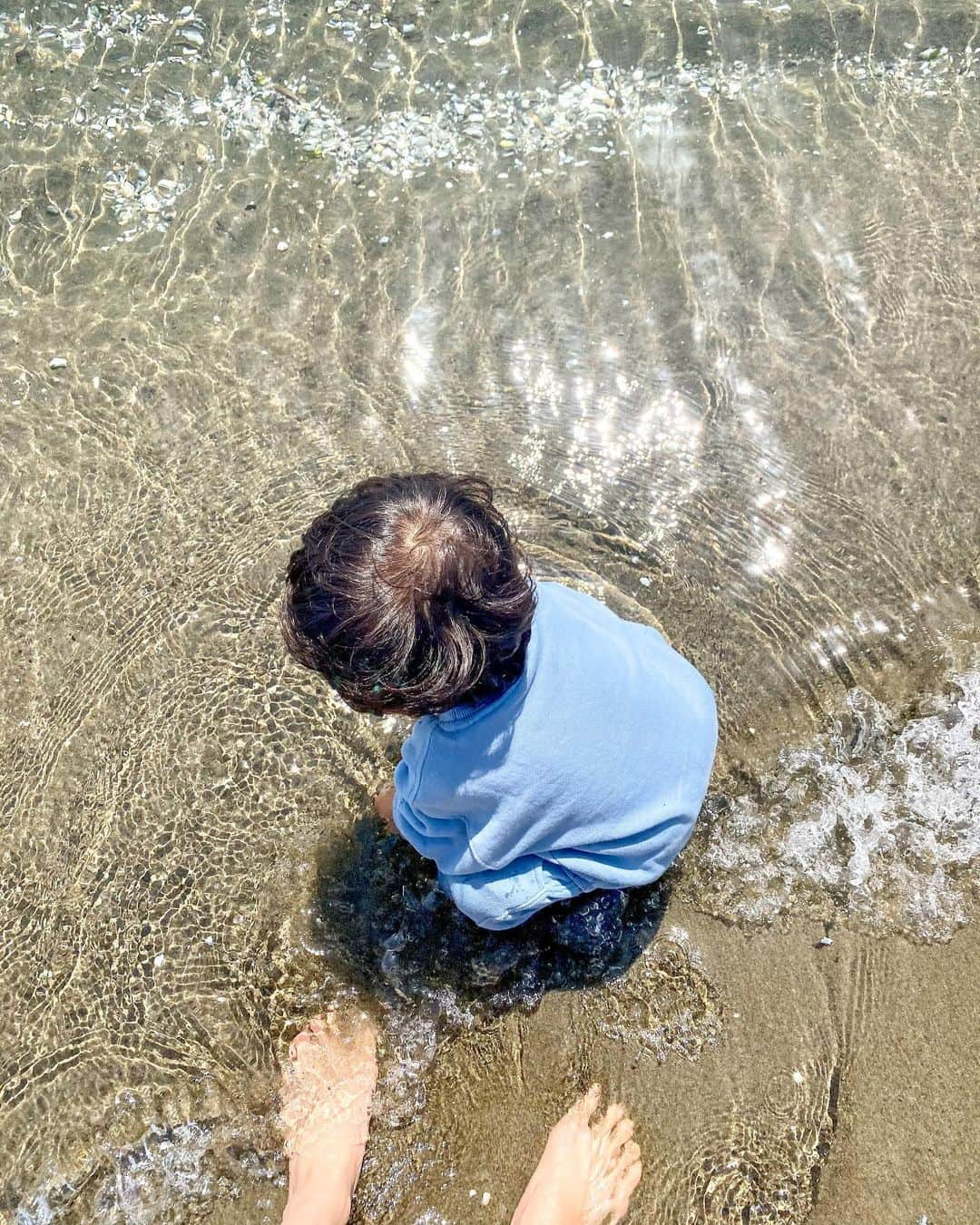 Ayaさんのインスタグラム写真 - (AyaInstagram)「この時期の海好き🌊🌊 子供は水やら泥が好きやなぁ😳笑 ハーフパンツ必要🩳やな！ 買いに行こう🤣 今年はいっぱい海行こうね💓  . . #1歳 #男の子ベビー  #水遊び #泥かけられまくりです。笑」4月18日 14時52分 - aya__fit