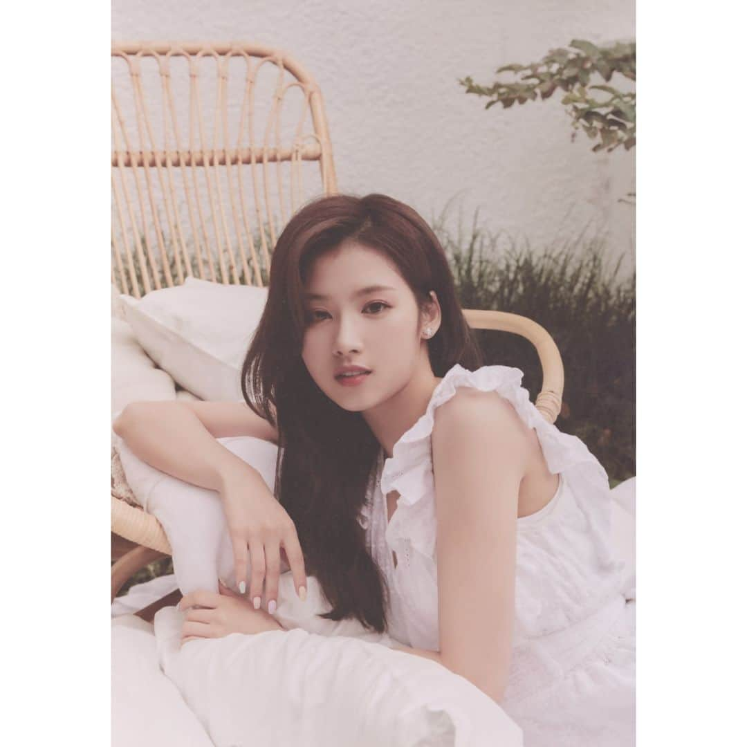 サナさんのインスタグラム写真 - (サナInstagram)「[SCAN] Yes I Am Sana photobook (8) ーーーーーーーーーー Follow > @sana.twice.kr < . @twicetagram #TWICE#트와이스#ONCE#Sana#사나 #Nayeon#나연#Jeongyeon#정연#Momo#모모#Jihyo#지효#Mina#미나#Dahyun#다현#Chaeyoung#채영#Tzuyu#쯔위」4月18日 6時37分 - sana.twice.kr