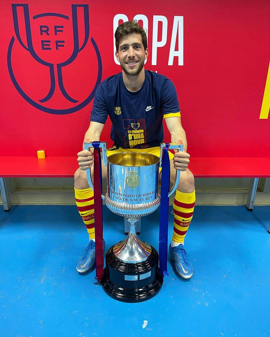 セルジ・ロベルトさんのインスタグラム写真 - (セルジ・ロベルトInstagram)「CAMPIOOOOOOOONS 🏆」4月18日 6時56分 - sergiroberto