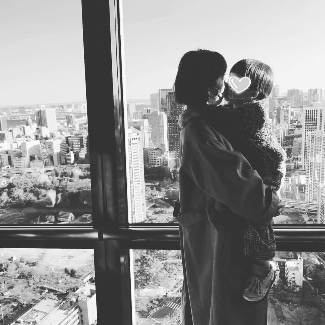 安田美沙子さんのインスタグラム写真 - (安田美沙子Instagram)「いつかの家族で東京タワーに登った🗼写真✨ 息子は高いところ全然怖くないみたいだった。私はいつしか高所恐怖症。だけど、息子に見せたかった🌈 遠くの小さな景色を見ると、自分って小さいなって思うし、悩み事も小さく思えるってよく言うけど、ほんとにそう思えた。 また行きたいなぁ✨  ふるさと納税のサイトに、コメントを寄せさせて頂きました。ご覧下さい😊✨ URL↓ https://furu-sato.com/magazine/20608/  #東京タワー　#tokyotower #いつかの思い出　#景色 #高所恐怖症　#tokyo #boy #3yearsold  #初めて　#アイス #31アイス　#食べて帰るだけ」4月18日 7時41分 - yasuda_misako