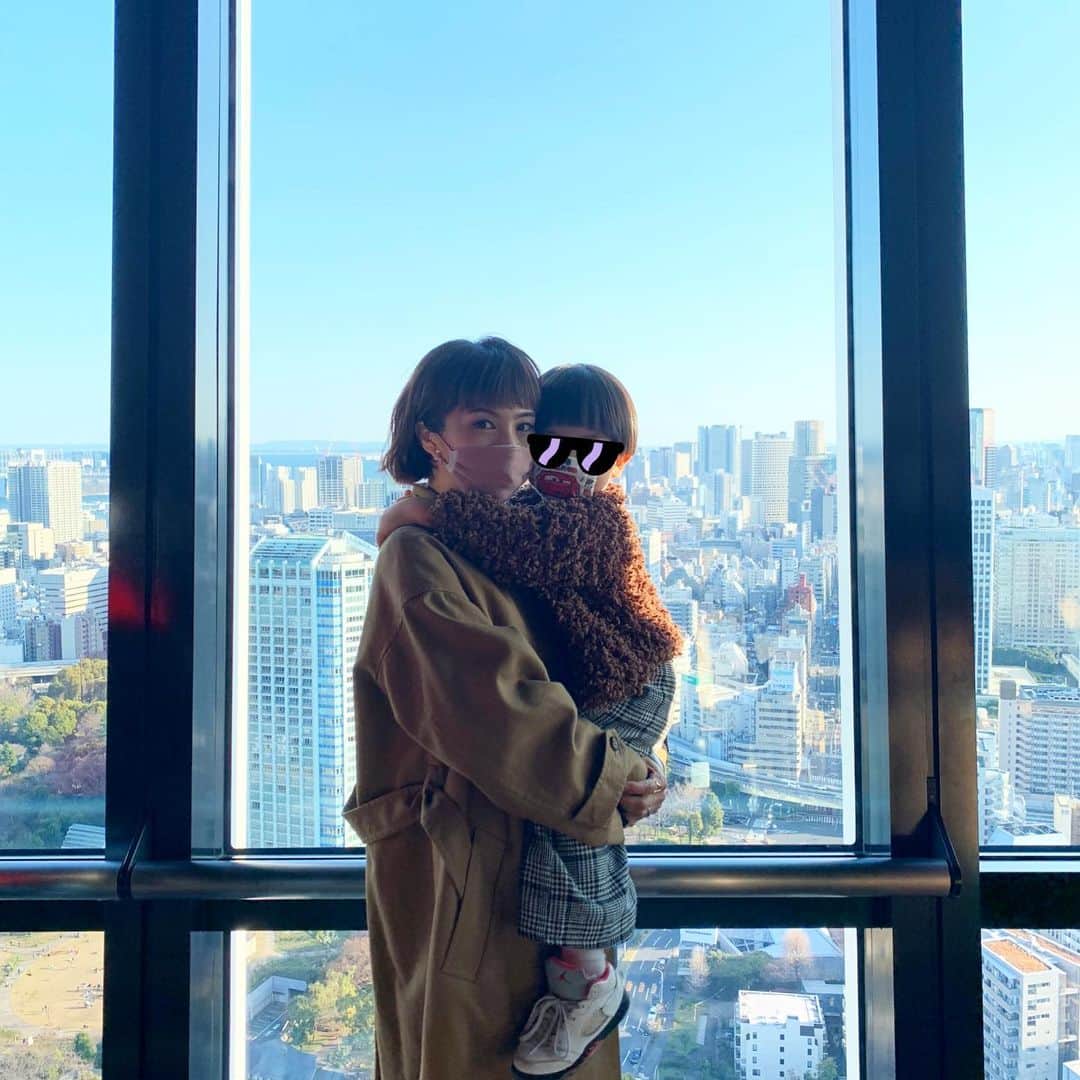 安田美沙子さんのインスタグラム写真 - (安田美沙子Instagram)「いつかの家族で東京タワーに登った🗼写真✨ 息子は高いところ全然怖くないみたいだった。私はいつしか高所恐怖症。だけど、息子に見せたかった🌈 遠くの小さな景色を見ると、自分って小さいなって思うし、悩み事も小さく思えるってよく言うけど、ほんとにそう思えた。 また行きたいなぁ✨  ふるさと納税のサイトに、コメントを寄せさせて頂きました。ご覧下さい😊✨ URL↓ https://furu-sato.com/magazine/20608/  #東京タワー　#tokyotower #いつかの思い出　#景色 #高所恐怖症　#tokyo #boy #3yearsold  #初めて　#アイス #31アイス　#食べて帰るだけ」4月18日 7時41分 - yasuda_misako