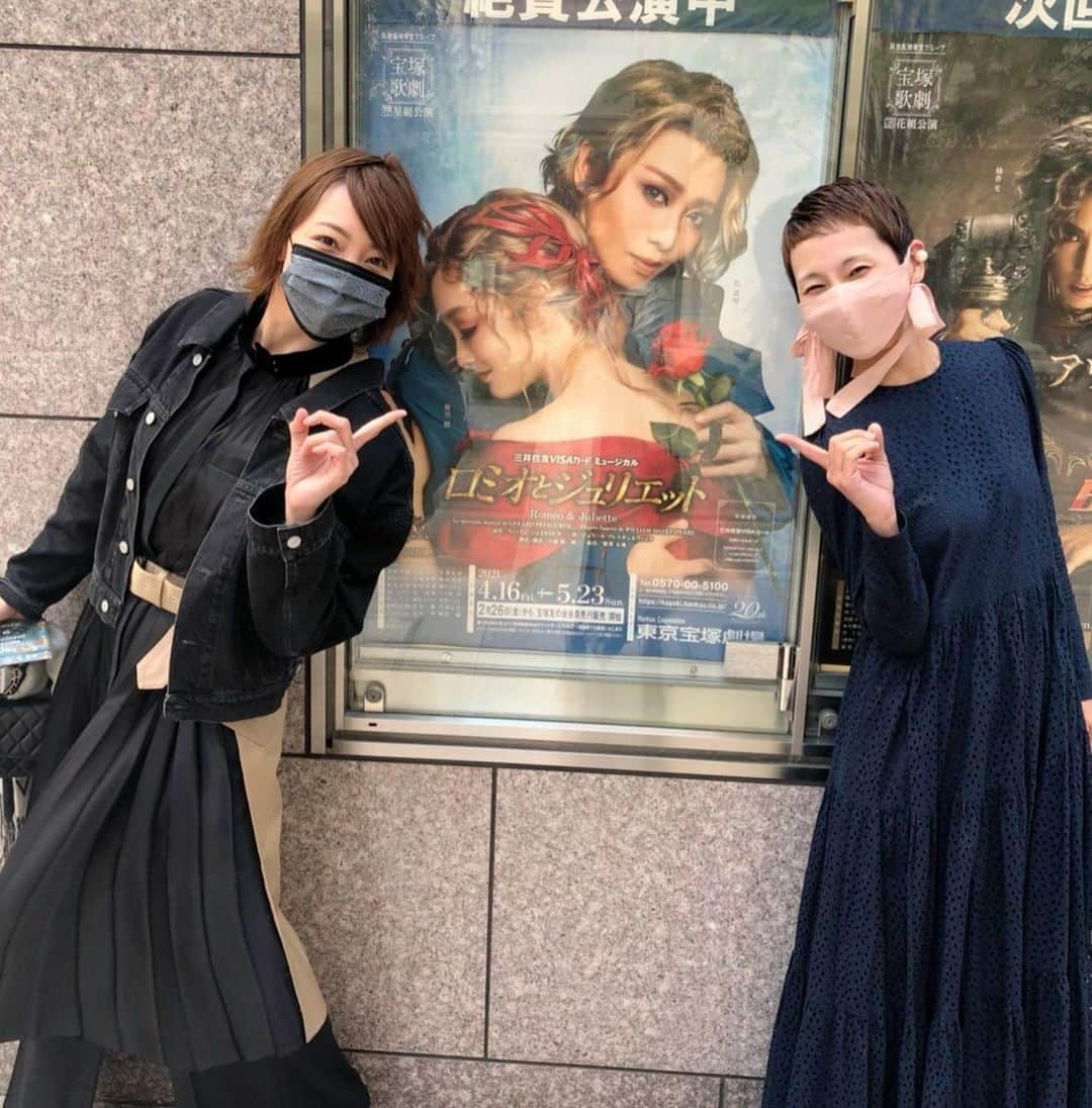 涼紫央さんのインスタグラム写真 - (涼紫央Instagram)「ロミオとジュリエットの初日 ロミオと観劇。 ちえ（柚希礼音さん）と観劇するこの初日を心から楽しみにしていました。 初日。あの独特なピンとした雰囲気が懐かしく、現役の頃と重なってワクワクが倍増⇧  琴（礼真琴さん）はやっぱりロミオにぴったり、かわいくてかっこいい。歌・踊り・芝居あんなに何でもできるタカラジェンヌがいるなんて脱帽です。それぞれのキャストが一生懸命に作品と役を楽しんでいる姿が心打たれます。  ちえとはこの状況のおかげで随分と会えていなかったのです。 現役の頃の1番背伸びした頃、楽しかった頃を共に歩けたちえと、1番思い出のある「ロミオとジュリエット」という作品を愛する琴率いる星組で観劇出来たこと、こんな嬉しい事はありません。  どいちゃん（鶴美舞夕さん）とも会えました。退団して指導する側に周り、すっかり先生です。会えて嬉しかった〜  これから1ヶ月、怪我なく、健康で公演出来ることを願っています。 #ロミオとジュリエット」4月18日 7時57分 - toitoitoi