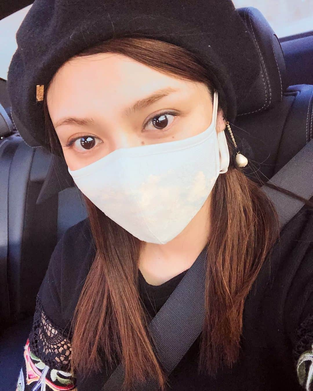 平愛梨さんのインスタグラム写真 - (平愛梨Instagram)「マスク😷  すっかりマスクが生活の一部になりましたね。  柄物や可愛いマスクがたくさんでマスクもファッションのひとつに✨  レースのマスク欲しいなーと思ってたら頂けた🤩 嬉しい❣️ #マスク#色んな種類ありますね#服装に合わせて#取り入れるの#いいですね#私は#あまり出かけないから#そんなことも#気にしてなかった#って#ロックダウン中だよ#必要最低限#出るのは#厳しい」4月18日 8時08分 - harikiri_tairi