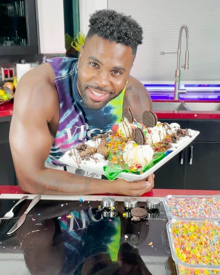 ジェイソン・デルーロのインスタグラム：「Thanks for 44 million! #millimeals @crepesnshakes.la」