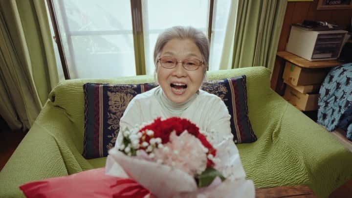 浅田政志のインスタグラム：「母と参加させて頂きました💐 僕は山登りグッズをプレゼント🎁 #楽天　#母の日　#TVCM」