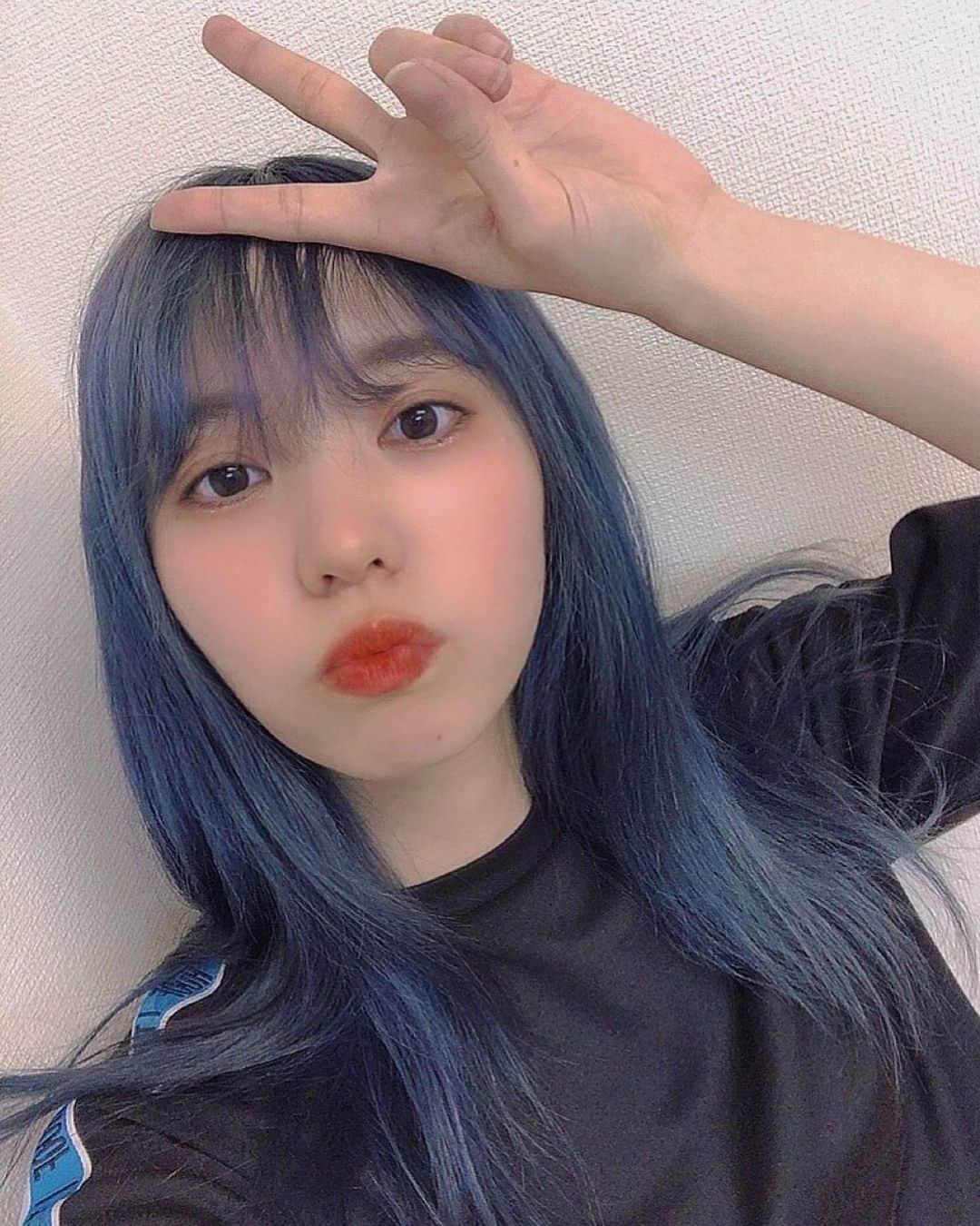 奥野香耶のインスタグラム：「🇪🇪🇪🇪🇪🇪 おはよ~~🏙 落ちてきた髪色がいいかんじなので写真撮ってみたよ😷 ・ 4月。 みんなの新生活が充実してるとよいなぁ🐥 ・ ・ #dailylook #daily #ネイビーカラー #ネイビーブルー #머리스타그램 #머리스타일 #네이비 #데일리」