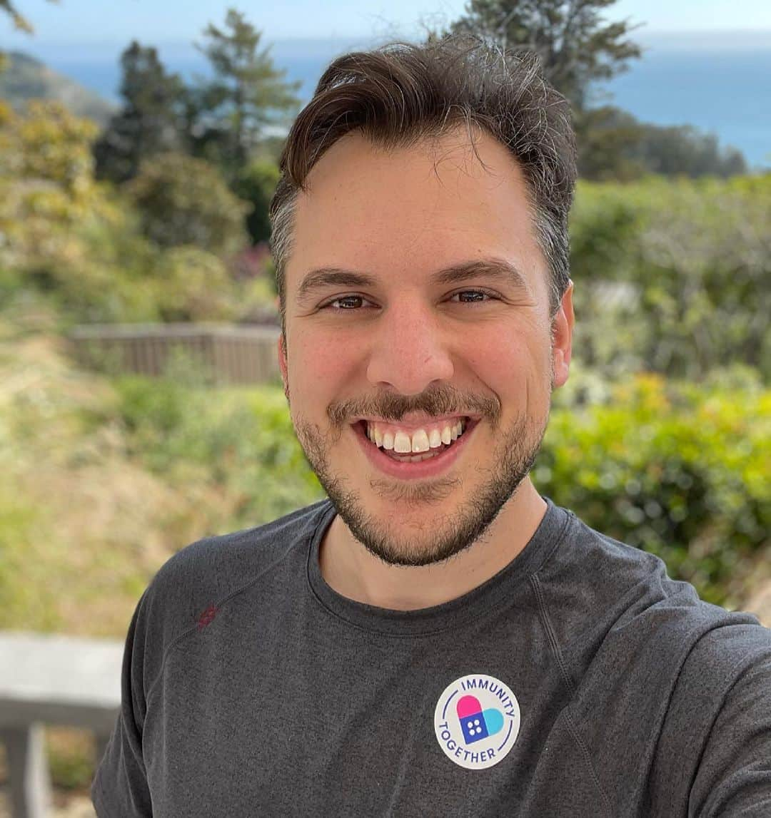 Mike Kriegerのインスタグラム：「Just got vaccinated! And happily sporting the “Immunity Together” sticker that @yvesbehar & @fuseprojectsf designed for @capublichealth. It’s been fun to see the lightning-fast development of this heart design & slogan — with a kick-off idea from @kaitlyn, instant support from @kathleenkjanus and the @cagovernor’s office, and awesome work from the @fuseprojectsf team. Stickers will be rolling out across California as more and more people get vaccinated. Sending love and good health to all.」