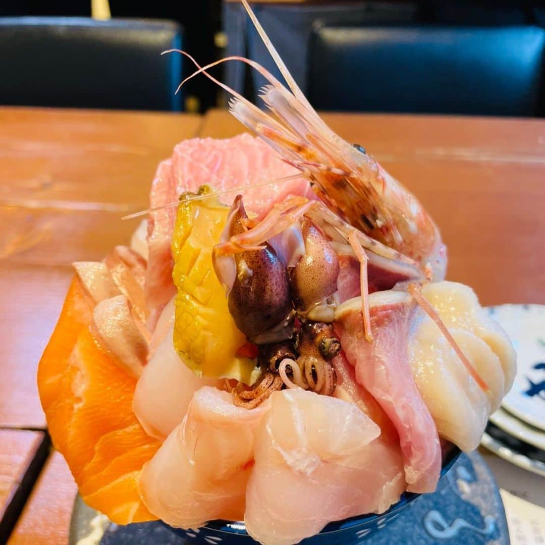 タカのインスタグラム：「海鮮どーーーーん！！  これで1500円くらい  激安、北海道最高ー！」