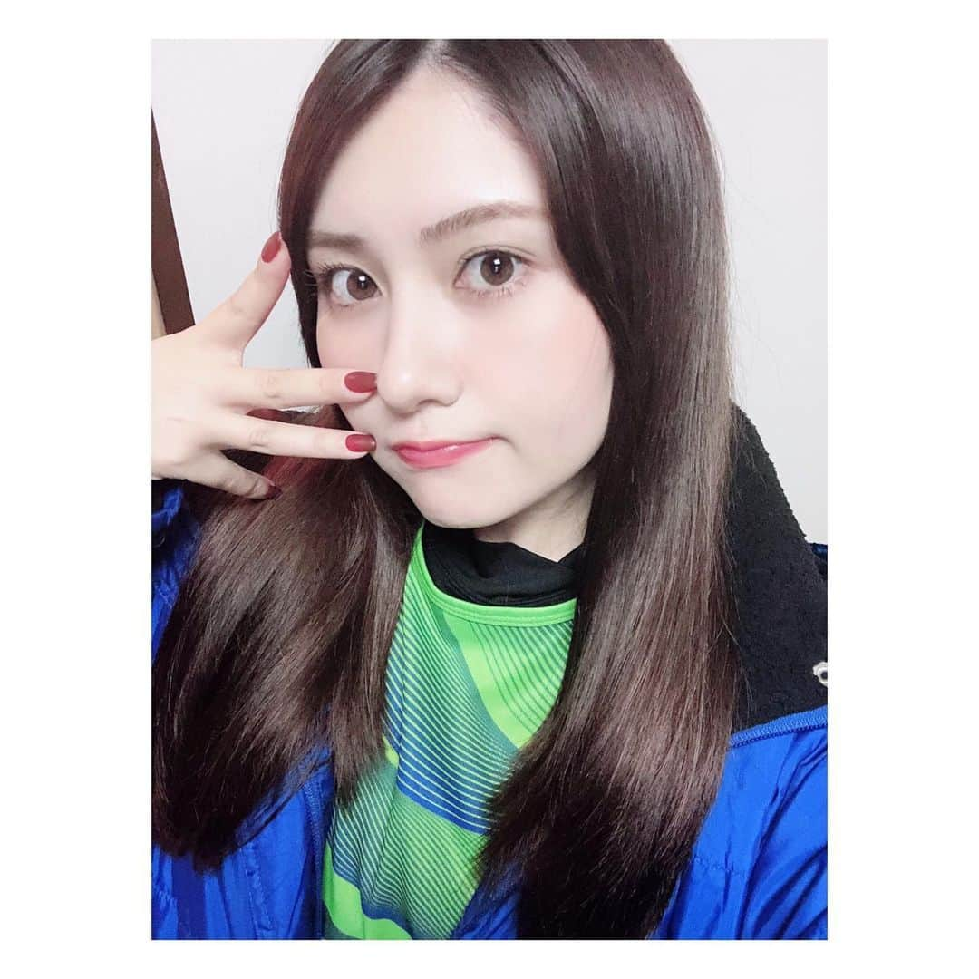 川添りなのインスタグラム：「おはようございます💚  日曜日、最高の時間を過ごしましょう〜✨✨ 前髪伸びてきたぁ〜〜なんとなーく、もう少し伸ばしてみる😶  それではー！ 今日も自分のペースで 楽しんじゃいましょうね💖  #日曜日 #自撮り #ベルマーレクイーン #緑色 #ユニフォーム #instagood #instalike  #instagram #green」