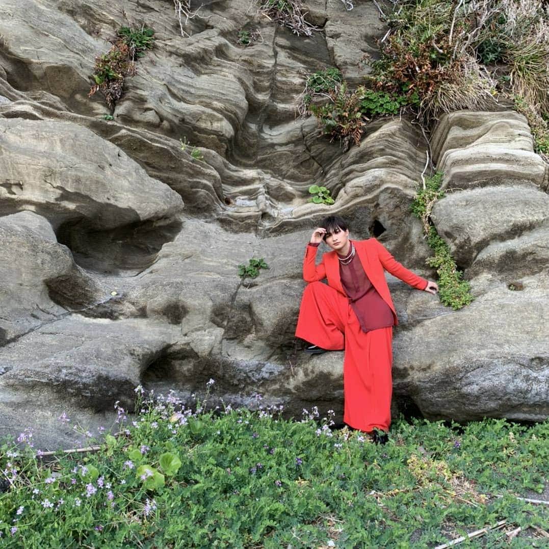 安藤誠明（TOMO）のインスタグラム：「おはようございます🌞 昨日「Dionaea」のMVが公開されました👏 もう皆さんみてくれましたか？ どうでしたか？ まだの方ももうみた方も沢山みてください!! この赤の衣装すごいですよね👀 #ORβIT #EαRTH #Enchant #Dionaea #衣装に着られる心配してた」