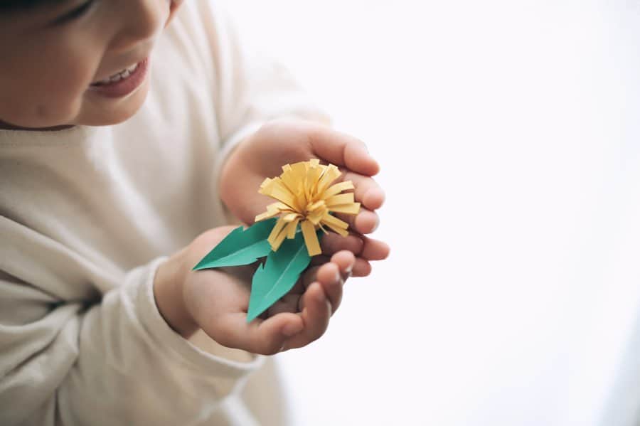 きなこのインスタグラム：「はさみでちょきちょき。息子と紙でたんぽぽ作り✂️  長方形に切った黄色の画用紙か折り紙を半分に折って、細かく切り込みを入れます（鉛筆で5mm幅くらいにガイドラインを書いてあげると切りやすそう☺︎）。鉛筆を軸にしてくるくる丸め、テープで止めて広げれば、可愛いたんぽぽの出来上がり♡ 白い紙で作れば綿毛にも。細かく切れば切るほどふんわりリアルなたんぽぽに。大人もハマる♩😊  はさみを使ったり指先を使う作業がどんどん得意になっていくね。一緒に楽しめる工作の幅も広がって嬉しい☺️」