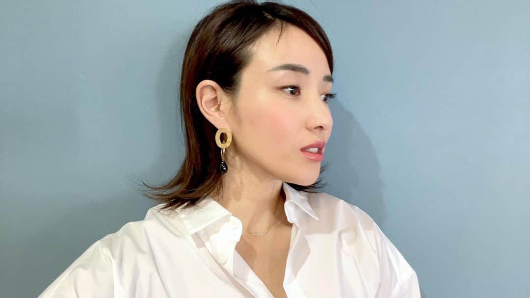 秋定麻紀子のインスタグラム：「@_em_jp のヘアオイル。 重ためで私の髪質にはマスト。 手ぐし色々アレンジできる。 重ためにキマるのに テクスチャは軽い。 邪魔しない香り。 インテリアにもなるボトルのカラーコントラスト。  ヘアセットの時に必ず使うアイテムです。  この日は BBクリーム チーク リップ で終わり。」