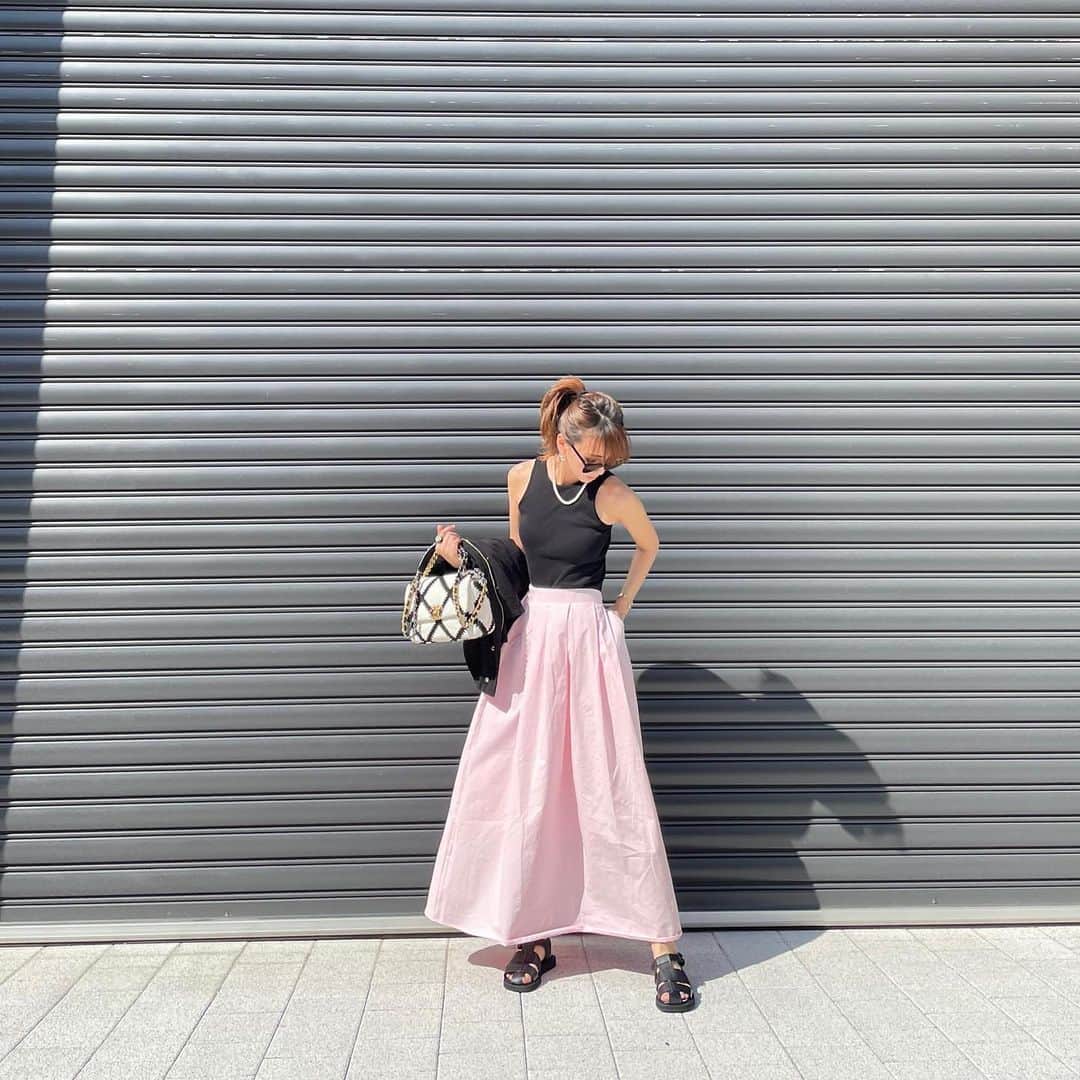 堀江直美さんのインスタグラム写真 - (堀江直美Instagram)「Pink maxi skirt 🖤  小物はBLACK！ウェストもサイドゴムなのでインしても綺麗にスタイリングできます♪  White共に受注予約販売中です🛒　@hiand_official   #HIAND#大人カジュアル#ママコーデ#スカートコーデ#fashion#サングラス#まとめ髪#パッツン#chanel#chanelshoes#サンダル#sunglasses#モノトーンコーデ#バイカラー#ポイントカラー#hnhiand」4月18日 11時33分 - naomiiiiiiiiiiii