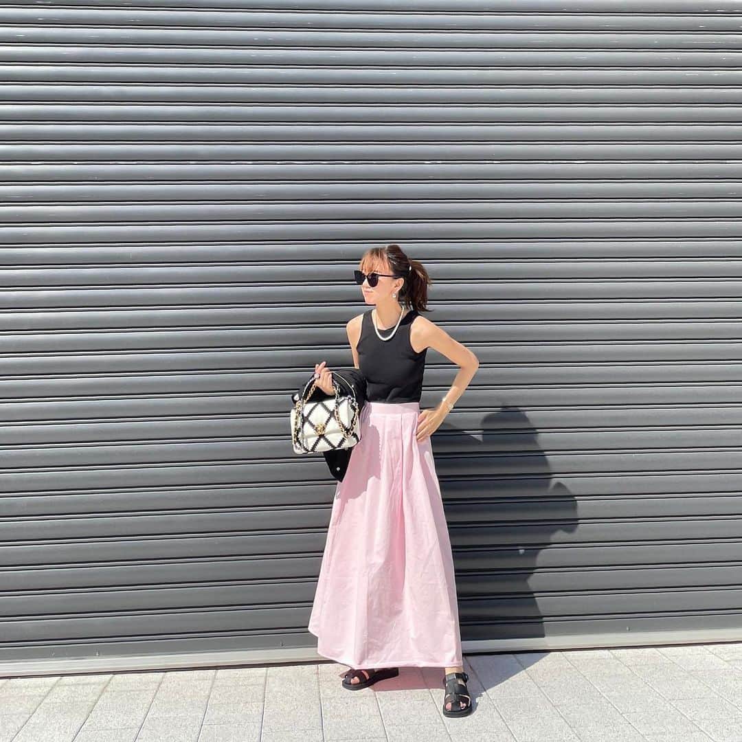堀江直美さんのインスタグラム写真 - (堀江直美Instagram)「Pink maxi skirt 🖤  小物はBLACK！ウェストもサイドゴムなのでインしても綺麗にスタイリングできます♪  White共に受注予約販売中です🛒　@hiand_official   #HIAND#大人カジュアル#ママコーデ#スカートコーデ#fashion#サングラス#まとめ髪#パッツン#chanel#chanelshoes#サンダル#sunglasses#モノトーンコーデ#バイカラー#ポイントカラー#hnhiand」4月18日 11時33分 - naomiiiiiiiiiiii