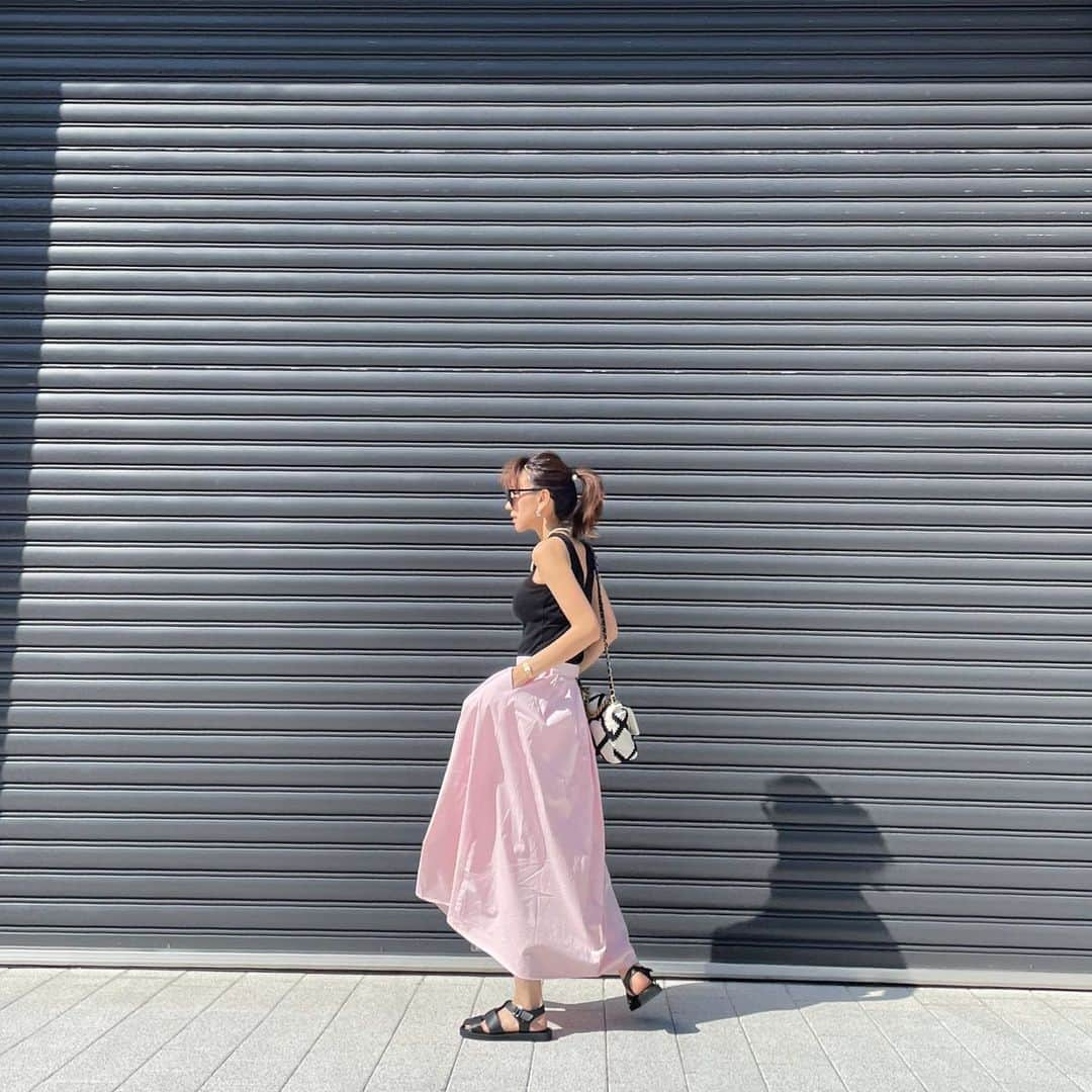 堀江直美さんのインスタグラム写真 - (堀江直美Instagram)「Pink maxi skirt 🖤  小物はBLACK！ウェストもサイドゴムなのでインしても綺麗にスタイリングできます♪  White共に受注予約販売中です🛒　@hiand_official   #HIAND#大人カジュアル#ママコーデ#スカートコーデ#fashion#サングラス#まとめ髪#パッツン#chanel#chanelshoes#サンダル#sunglasses#モノトーンコーデ#バイカラー#ポイントカラー#hnhiand」4月18日 11時33分 - naomiiiiiiiiiiii