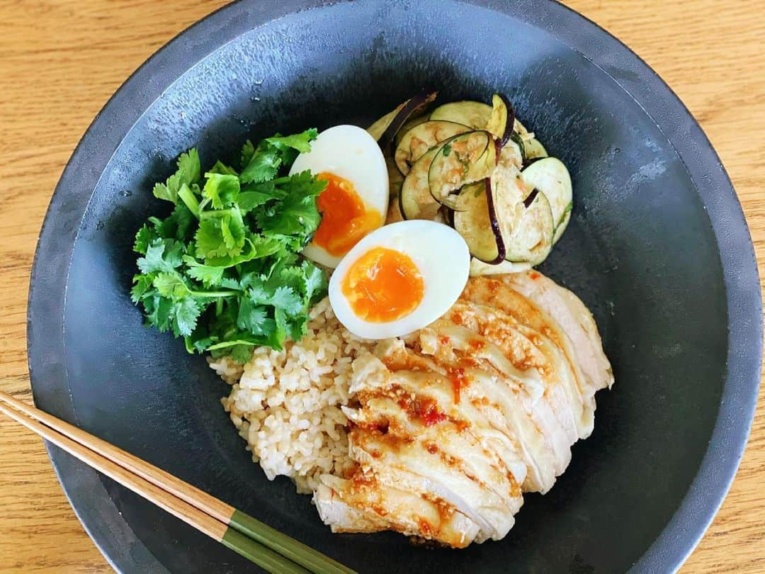 高山直子さんのインスタグラム写真 - (高山直子Instagram)「よだれ鶏ランチ🍚 卵いいかんじ🤤  #喫茶なおコロ #おひるごはん #玄米生活」4月18日 11時52分 - nao_70koro