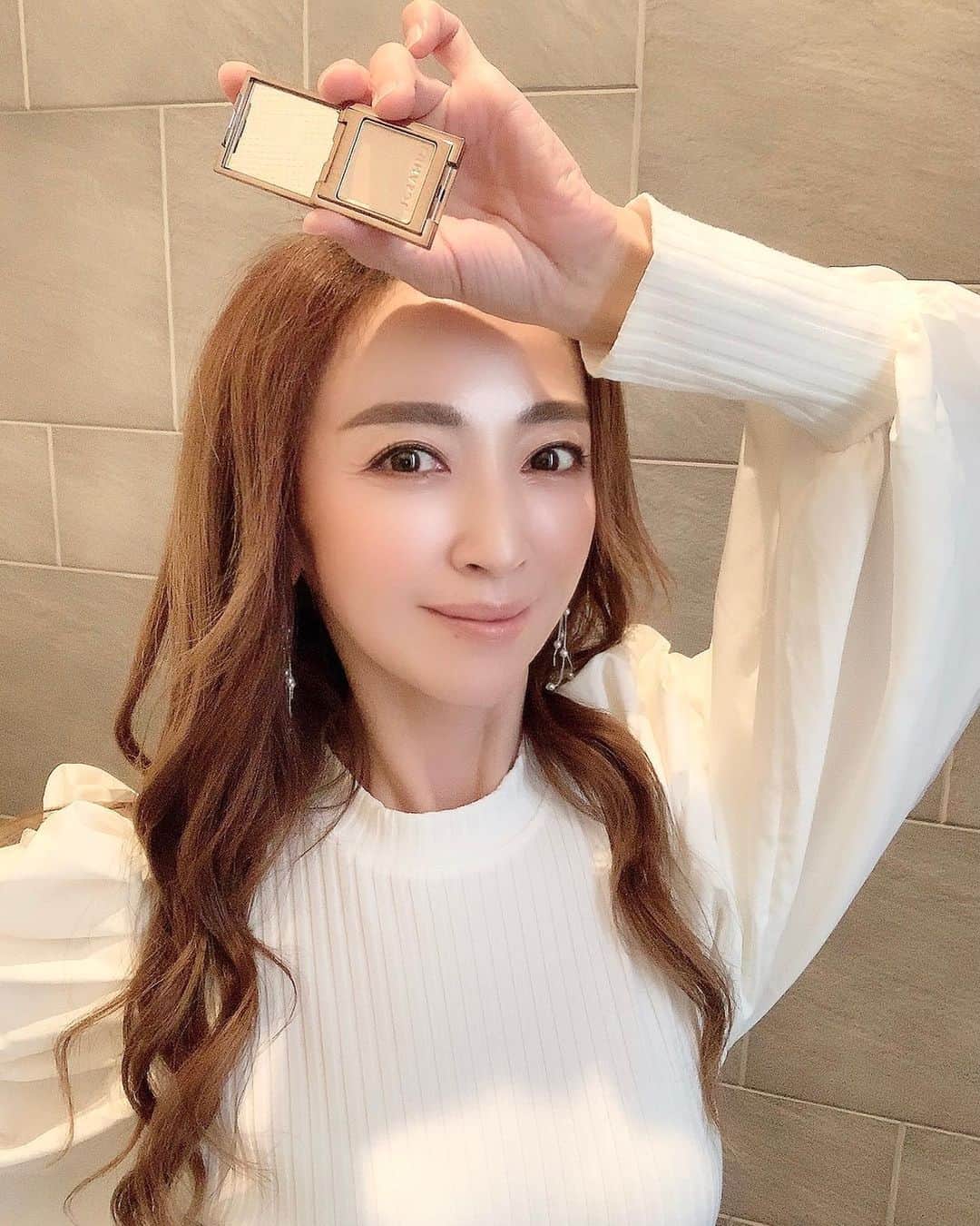 のインスタグラム：「日ごろ愛用しているアイシャドウは 安定のルナソル♡ . @lunasolofficial . カラーはライティングアイズの 「07 シャイニーベージュ」だよ✨ . 派手すぎない何とも言えない微細なラメで 目元を瞬時にパッと明るくしてくれるよ😊 . 仕事でも使えるから1番長く使ってる🍀 . #ルナソル#アイシャドウ#キラキラ#おこもり美容#美肌#美肌ケア#アンチエイジング#美容#美容好き#コスメ #コスメ大好き#コスメ好き#コスメ紹介#コスメレポ#おすすめコスメ#コスメ垢#コスメオタク#化粧品#美容マニア#コスメレビュー#コスメ紹介#コスメ好きさんと繋がりたい#美容女子 #lunasol#beauty#cosme#eyeshadows#eyeshadow#eyeshadowpalette」