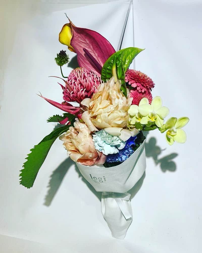 神崎恵さんのインスタグラム写真 - (神崎恵Instagram)「仕事部屋の撮影から始まり、お花がいっぱいだった週。 大切なひとに選んだお花たちは　@logiplantsandflowers にお願いしました。 logiらしい、大胆で鮮やかな花束。一見ハッとするほど力強さを感じるのに、繊細さもあって。 ウエディングのブーケもお願いをしたほど、大好きなお店。 1枚目の紫陽花は毎月何度も足を運ぶ　@matilda_nakameguro で💠💠💠  気持ちのいい日曜日。 今日は久しぶりのライブ、楽しみにしています☺️ 夕方くらいです⏳」4月18日 12時10分 - megumi_kanzaki