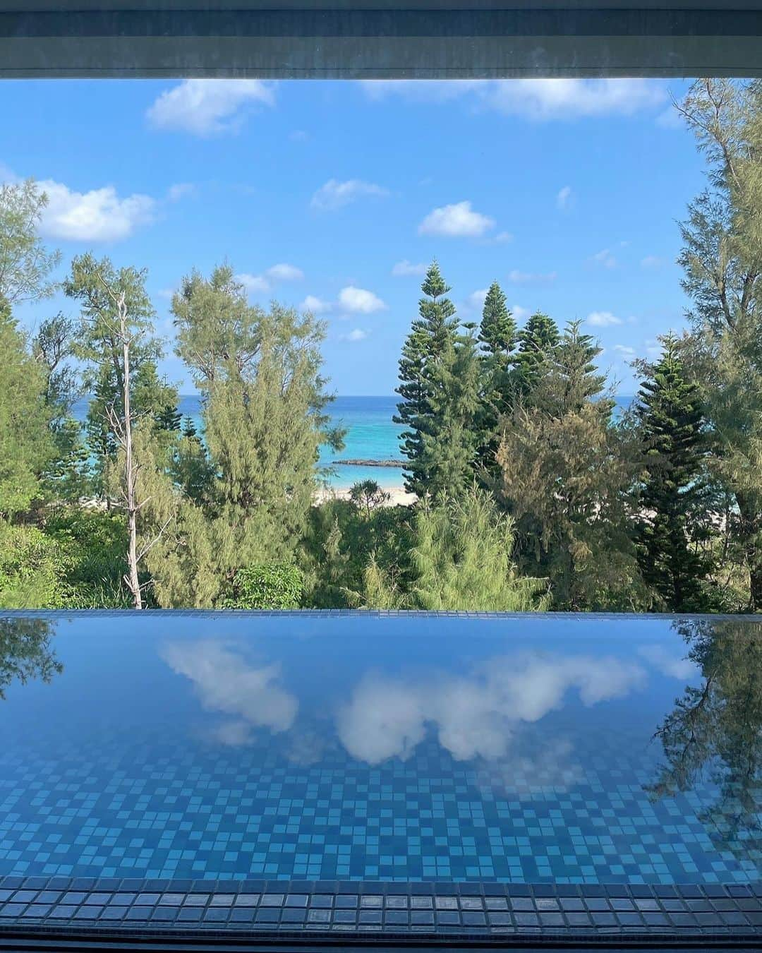 石井里奈さんのインスタグラム写真 - (石井里奈Instagram)「こんにちは☀️ 今回宿泊したUMITO PLAGE The Atta Okinawaでの朝ごはん☀️✨ . 朝はお部屋でゆっくりいただけます☺️💕 今回宿泊したのがエグゼクティブ・スイートルーム✨なんと、2ベッドルームある119㎡の広さのお部屋🥺😭 . 昨夜投稿した約7メートルのプライベートプールもついていて、ダイニングテーブルからはプールと熱田ビーチを眺めながら朝食を楽しめます💕 . 私は数量限定のフレンチトーストを🥰とーっても美味しくて朝から幸せ❣️佳子のオムレツもトロトロで美味しかったなぁ🤤🧡 . 音楽をかけて、まるでハワイにいる気分✨🌈🌺 仕事も忘れてゆったりリフレッシュ！まさにOLのご褒美旅❣️最高でした✨ . また頑張って泊まりに来たい素敵なホテルでした💕 是非チェックしてみてね❤ . #umitoplagetheattaokinawa #沖縄ホテル #恩納村ホテル #沖縄旅行 #pr #okinawa #沖縄 #沖縄グルメ #恩納村 #ホテルディナー #リゾートホテル #ゴールデンウィーク #gw #りなまるグルメ #女子旅 #ホテルステイ #hotelstay #ワーケーション #沖縄観光 #国内旅行 #癒し旅 #海 #リゾート #フレンチトースト #朝食 #ご褒美旅行 #プール #pool #女子旅 #モーニング #morning」4月18日 12時19分 - ri7tin1025