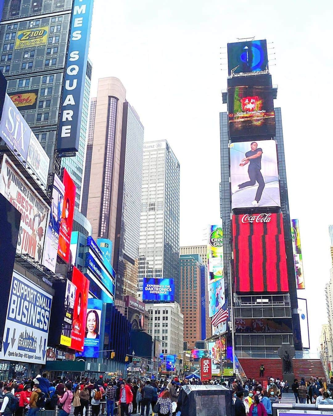 メロディー・モリタさんのインスタグラム写真 - (メロディー・モリタInstagram)「Appeared in Japan's TV program & reported from Times Square! 日本のテレビ番組に出演しました📺🎤  A little while back, I could literally count how many people there were when driving through Times Square for work. This time, I walked through Times Square for the first time in over a year and was quite shocked to find that there were people everywhere I went.  It was the perfect temperature and weather the day of the shoot (April 10th) which was likely another reason why a lot of people came out of their homes. I visited a couple other spots for coverage and found that there were also many people strolling and having relaxed, socially-distanced picnics.  Although so many people have left New York this past year and the city has lost its spark, the sakura (cherry blossoms) that were beautifully and powerfully blooming in Central Park seemed to give a lot of strength, warmth and hope to everyone.  Let's all continue to do our part and be mindful not to loosen safety precautions as we work towards the light of the tunnel. Wishing you a safe and warm Spring!🌸  テレビ朝日『ビートたけしのTVタックル』取材のため、1年ぶりのタイムズスクエアを歩いてきました！🎥💡  コロナ禍の中、時々車でタイムズスクエアを通りかかった時には、本当に数えられる程の人しか見かけませんでしたが、今回タイムズスクエアに行ってみたら、人、人、人...‼️ コロナ前のタイムズスクエアと同じ状態になっていてビックリ!!  この日（4月10日）は良いお天気で、気温も20℃以上あったので、タイムズスクエアだけでなくセントラルパークにもたくさんの人がリフレッシュを求め訪れていました。  この1年で多くの人がNYを離れ、元気がなくなってしまった街に、美しく咲き誇る桜🌸がいつも以上に人々に癒しとエネルギーを与えてくれている様に見えます。  日本では第4波が来ていると言われていますが、どうぞ警戒心＆感染対策を緩めることなく、身近な春に癒されてください。 #NY #TimesSquare #ニューヨーク #テレビ朝日 #TVタックル」4月18日 12時28分 - melodeemorita