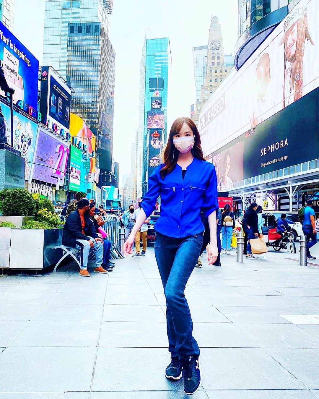 メロディー・モリタさんのインスタグラム写真 - (メロディー・モリタInstagram)「Appeared in Japan's TV program & reported from Times Square! 日本のテレビ番組に出演しました📺🎤  A little while back, I could literally count how many people there were when driving through Times Square for work. This time, I walked through Times Square for the first time in over a year and was quite shocked to find that there were people everywhere I went.  It was the perfect temperature and weather the day of the shoot (April 10th) which was likely another reason why a lot of people came out of their homes. I visited a couple other spots for coverage and found that there were also many people strolling and having relaxed, socially-distanced picnics.  Although so many people have left New York this past year and the city has lost its spark, the sakura (cherry blossoms) that were beautifully and powerfully blooming in Central Park seemed to give a lot of strength, warmth and hope to everyone.  Let's all continue to do our part and be mindful not to loosen safety precautions as we work towards the light of the tunnel. Wishing you a safe and warm Spring!🌸  テレビ朝日『ビートたけしのTVタックル』取材のため、1年ぶりのタイムズスクエアを歩いてきました！🎥💡  コロナ禍の中、時々車でタイムズスクエアを通りかかった時には、本当に数えられる程の人しか見かけませんでしたが、今回タイムズスクエアに行ってみたら、人、人、人...‼️ コロナ前のタイムズスクエアと同じ状態になっていてビックリ!!  この日（4月10日）は良いお天気で、気温も20℃以上あったので、タイムズスクエアだけでなくセントラルパークにもたくさんの人がリフレッシュを求め訪れていました。  この1年で多くの人がNYを離れ、元気がなくなってしまった街に、美しく咲き誇る桜🌸がいつも以上に人々に癒しとエネルギーを与えてくれている様に見えます。  日本では第4波が来ていると言われていますが、どうぞ警戒心＆感染対策を緩めることなく、身近な春に癒されてください。 #NY #TimesSquare #ニューヨーク #テレビ朝日 #TVタックル」4月18日 12時28分 - melodeemorita