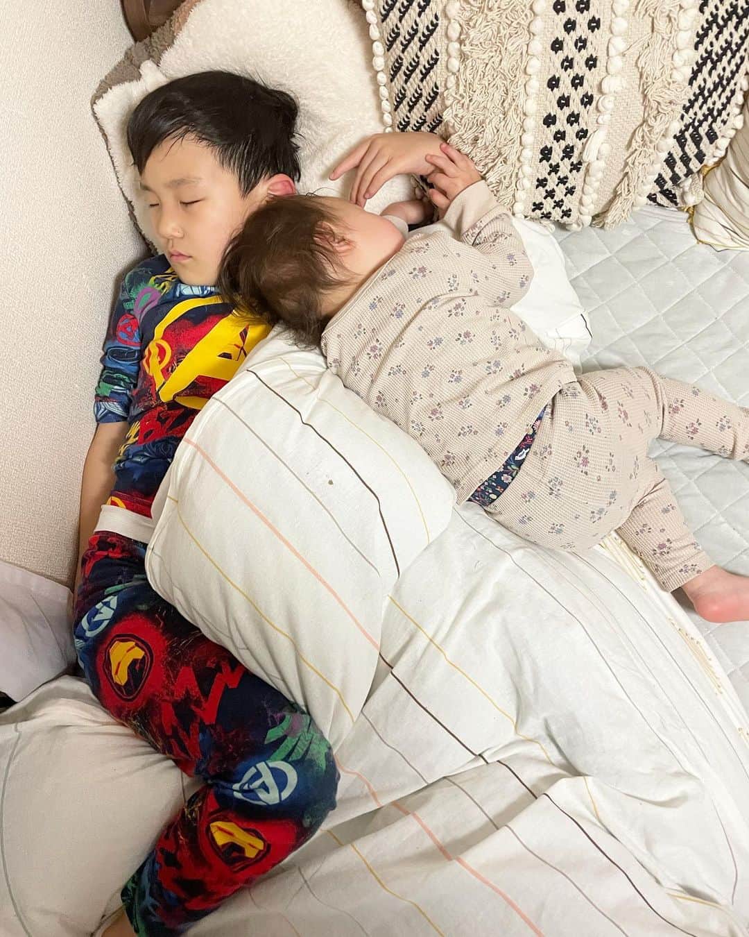 みかんさんのインスタグラム写真 - (みかんInstagram)「週末になると一緒に寝たいと言ってくる息子です😅 3人キツいし、子供達は寝相悪いし、いつも私が小さくなって腰を痛める始末。。。 なので本当は別で寝てほしいんやけど、そのうち一緒に寝てくれないと思えばついつい🆗してしまう😅 私が自分の部屋で寝たら？と言っても 「お願い🙏めっちゃ端っこで寝るから‼️」だって🤣 確かに🤣息子なりの配慮の位置です🤣 妹が被さってきて、さぞかし寝苦しかっただろうな💦 息子おつかれ🍊 #汗びっしょり #小4 #1歳半 #一緒に寝よ！　 #いつまで言ってくれるか #寝相とてつもなく悪い」4月18日 12時51分 - mikan02241984