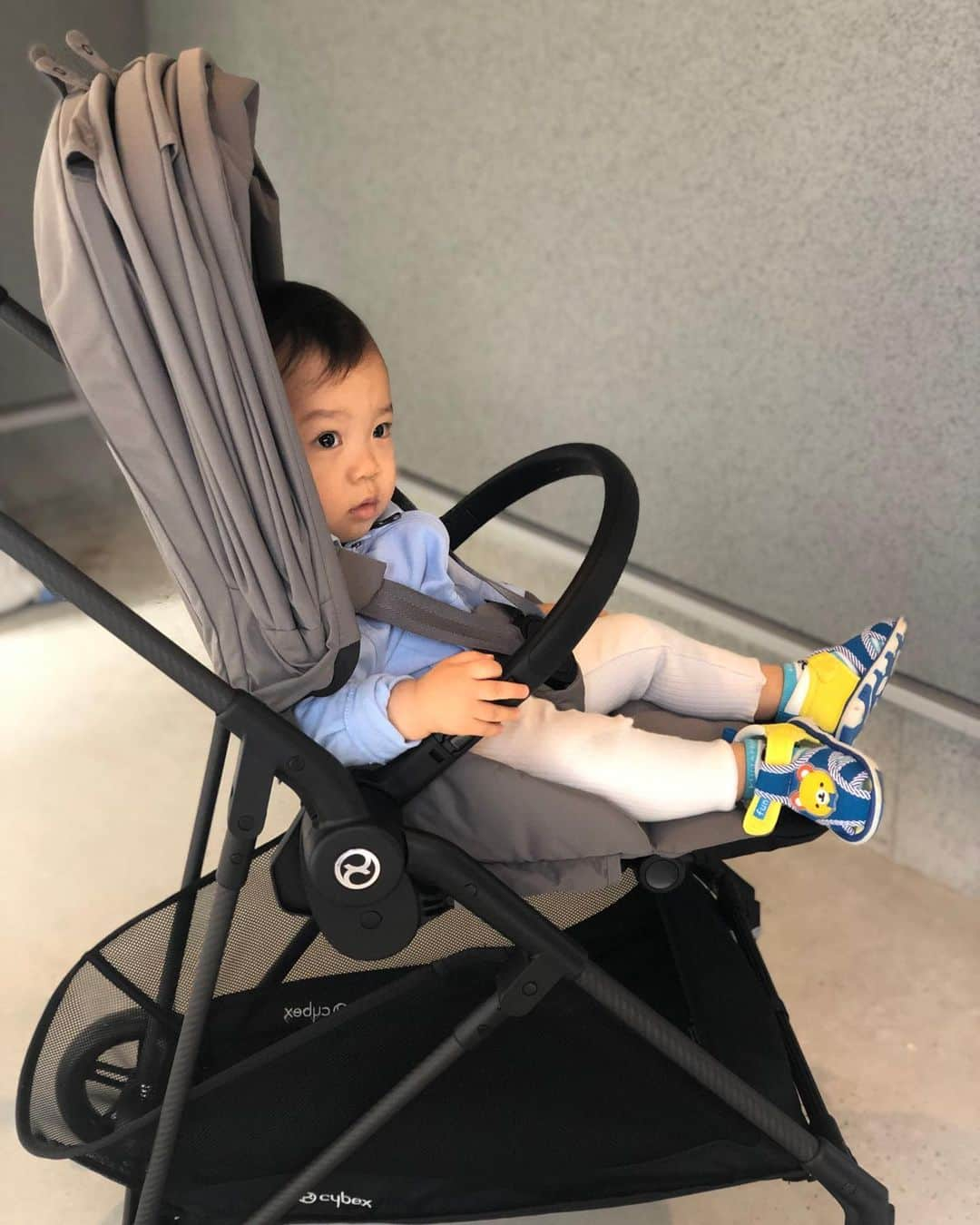 関口未来さんのインスタグラム写真 - (関口未来Instagram)「Cybex🌹  リニューアルしたMELIOカーボン ソーホーグレーJP  エイトン  ※それぞれhow to 動画はリールでご紹介します  コンセプトの3カル  持って軽い。  押して軽い。ずっと軽い。 車から下ろすのも低身長の私でもらくらく可能、なんと重さわずか5.8キロ‼️  ホームの階段や、タクシーの乗り降りなど、ベビーカーの軽さ、畳みやすさ、開きやすさは意外と最重要ポイント‼️  しかもすごーく押しやすく全体的な体重がうまく分散されていて1歳すぎた息子が軽く感じました❣️  新生児期から使用しているベビーカーはあまりに大きくて小回りや段差が辛かったけれど、「CYBEX MELIO」は、石畳が多いヨーロッパで、押しやすさを追究して生まれたストレートフレーム構造‼️   だからハンドルを押した力がそのままホイールに伝わるの🌸 ちょうど良いサイズのシングルホイールだからこそ、段差もラクに乗り越えられる😇  ちなみに15kg（生後１か月〜3歳ごろ）まで使用可能❤️  両対面可能で、どちらの向きでも押し心地は変わらず、1台で長い期間使えるのでコスパ良し❤︎  サイベックスのデザインが私は大好きなんですが、このカーボンタイプについては「ハンドル素材」も革素材に変更🥺  フェイクレザーを採用することで、ハンドル部分の手入れがよりし易く、耐久性にも優れている上に、デザインもよりスタイリッシュに🥺🌸ハンドル部分て一番ぼろぼろになるから嬉しいよね❤︎  トラベルシステムがあるサイベックスエイトン🌸  例えば車で寝ちゃったから起こさずおうちに運びたい…  そのままベビーカーに移したい…ということが可能なんです❣️  ボタンひとつで、女性でも可能♥️ ベビーカーに取り付ける際は、CYBEXで発売中の全てのストローラーに専用アダプターを用いるだけで、フレームとドッキング😎対面式のベビーカーとして利用できます❤️  @cybex_japan  #PR #cybex  #サイベックス #サイベックスメリオ #メリオスナップ #3カル  #メリオカーボン #ベビーカー #ベビーカー購入 #メリオ  #ベビーカー選びの新常識 #後悔しないベビーカー選び方  #ワーママ  #ワンオペ育児  #男の子ママ  #1歳男の子  #ママと繋がりたい  #プレママさんと繋がりたい  #男の子ママと繋がりたい  #ベビスタグラム  #育児日記  #育児アイテム  #低身長ママ  #低身長ママあるある」4月18日 12時58分 - miki.sekiguchi_x