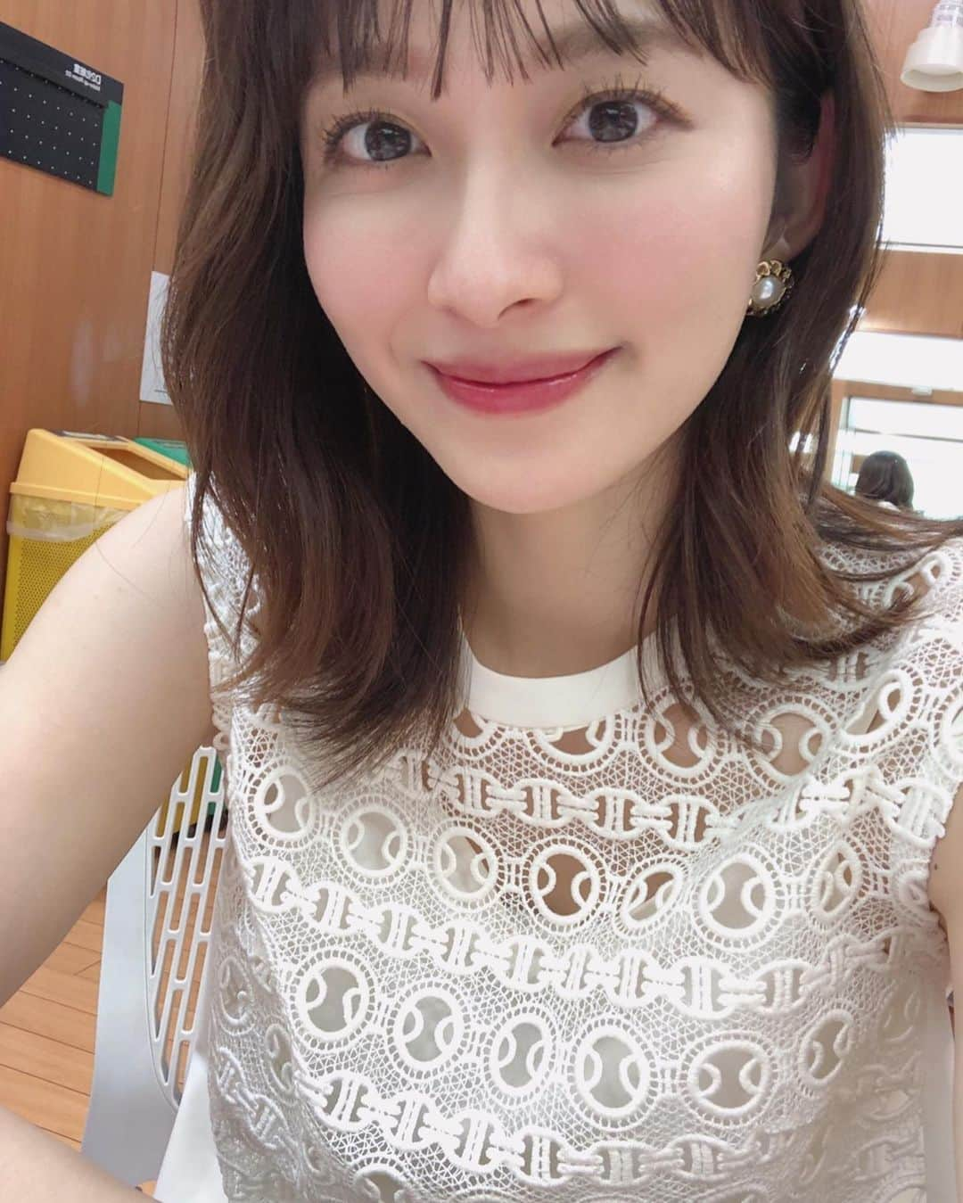 山本里菜さんのインスタグラム写真 - (山本里菜Instagram)「. サンジャポご覧いただきありがとうございました😊 . 今日はとーーっても久しぶりにパンツスタイルでした❤︎ なんだか慣れなくてソワソワ😆 . tops→LOUSTIC pants→hue . 武井壮さんのゴルフの話もっと聞きたかったなぁ〜⛳️ いつもCM中も終わった後も楽しませてくれる武井さん😊✨優しいなぁ〜！ . . #サンデージャポン　#サンジャポ　#パンツスタイル　#黒パンツ　#メイク　#オーバーリップ　#中国コスメ　#外ハネ　#メイク好き」4月18日 13時02分 - rinayamamoto_0622