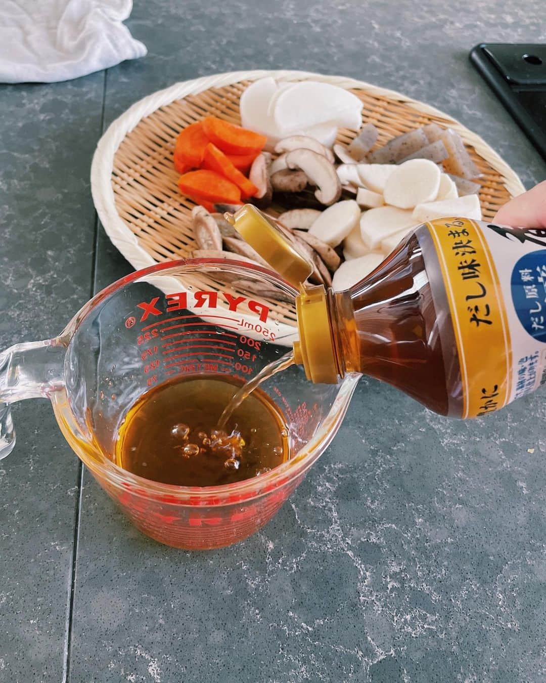原田沙奈子さんのインスタグラム写真 - (原田沙奈子Instagram)「先日は、新潟の“のっぺい汁”でほかほか朝ごはん。 野菜とだしのうま味で仕上げてて、上品でまろやかな味わいだから子供にも◎  片栗粉でとろみが付いてるから具材と味が絡んで美味しすぎ！で、ホント好き。  ↓レシピ  －－－ 【のっぺい汁】  ◯材料 4人分 〈具材〉 鶏もも肉 1/2 枚 (125 g)  里芋 2個(80g)  にんじん 50g 大根 80g 生しいたけ 2 枚 (30 g) ごぼう 50g 板こんにゃく 1/4 枚 (50 g)  〈調味料〉 【A】水 560ml 【A】キッコーマン旨みひろがる香り白だし 80ml  水溶き片栗粉 適宜(20 g)   ◯作り方  1、鶏もも肉は小さめのひと口大に切る。里芋、にんじん、大根は5mm厚さの半月切り、しいたけは薄切り、ごぼうは5mm厚さの斜め切り、こんにゃくは下ゆでしてアク抜きし短冊切り。片栗粉と水を 1:1 で溶いておく。 2、鍋に【A】を入れて火にかけ、沸騰したら水溶き片栗粉以外の1を入れて中火で柔らかくなるまで煮る。 3、具材が柔らかくなったら、水溶き片栗粉を加えてとろみをつける。  4、粗熱がとれたら「ジップロックスクリューロック(473ml)」に入れて冷蔵室で保存する。 －－－  野菜もゴロゴロなのでこれだけでもお腹にたまるし。 すんごくお腹空いてる時はおうどん入れたら最高だった。  大量に作って、余った分はジップロックのスクリューロックに。  1人分ずつストックして、このままレンチンできるから汁物ストックの時は常に愛用。 ※レンジで温める時はフタをずらしてのせる  #おうちごとうち#新潟グルメ#のっぺい汁#スクリューロック#ジップロック#ziploc#pr#作り置き#簡単レシピ#サナコ_お料理」4月18日 13時19分 - sanakoharada