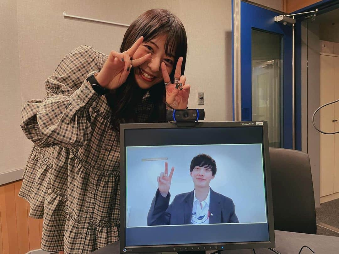 永田レイナさんのインスタグラム写真 - (永田レイナInstagram)「本日4/18(日)19:00から放送の ZIP-FM SUNDAY EVENING SPECIAL  「向井太一 ～ON THE RADIO～」 永田レイナがナビゲートしています。  わたしと同い年で、父と同じ福岡出身で、 個人的に太一さんの音楽のファンだったこともあり ずっとお話ししてみたかった方。 今回こうして特番でご一緒させていただけて光栄でした。  4月21日にリリースするニューアルバム 「COLORLESS」についてはもちろん、 おうち時間でハマっていたことや 今後チャレンジしてみたいまさかのアレなど、 １時間たっぷりお話を伺いました。 是非聴いてください。  向井太一さん @taichi313  ありがとうございました！ . . . . #zipfm #radiko #radio #向井太一 #colorless #アメリ #昆虫食 #赤いパンツ」4月18日 13時13分 - reina_nagata