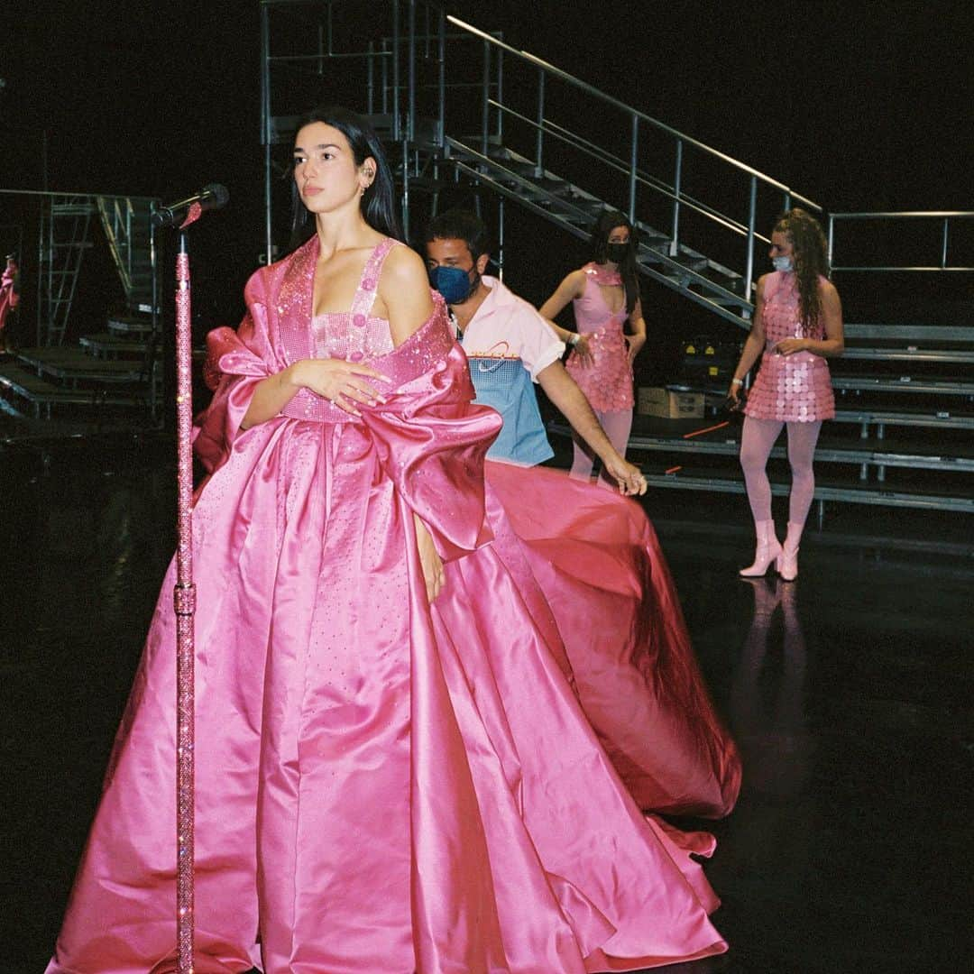 デュア・リパさんのインスタグラム写真 - (デュア・リパInstagram)「before we went project runway on the skirt ✂️for the grammys 🤷🏻‍♀️💖 @versace」4月19日 0時19分 - dualipa