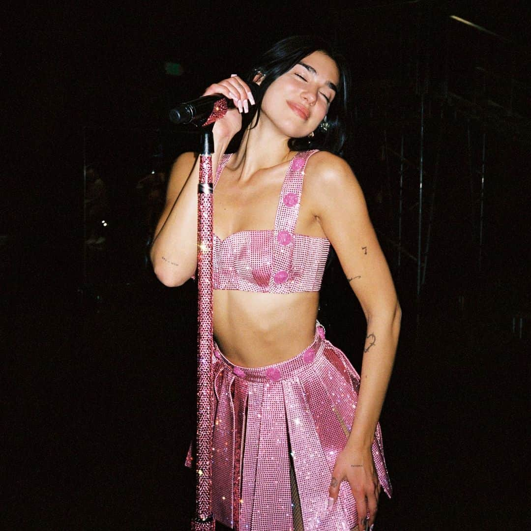 デュア・リパさんのインスタグラム写真 - (デュア・リパInstagram)「before we went project runway on the skirt ✂️for the grammys 🤷🏻‍♀️💖 @versace」4月19日 0時19分 - dualipa