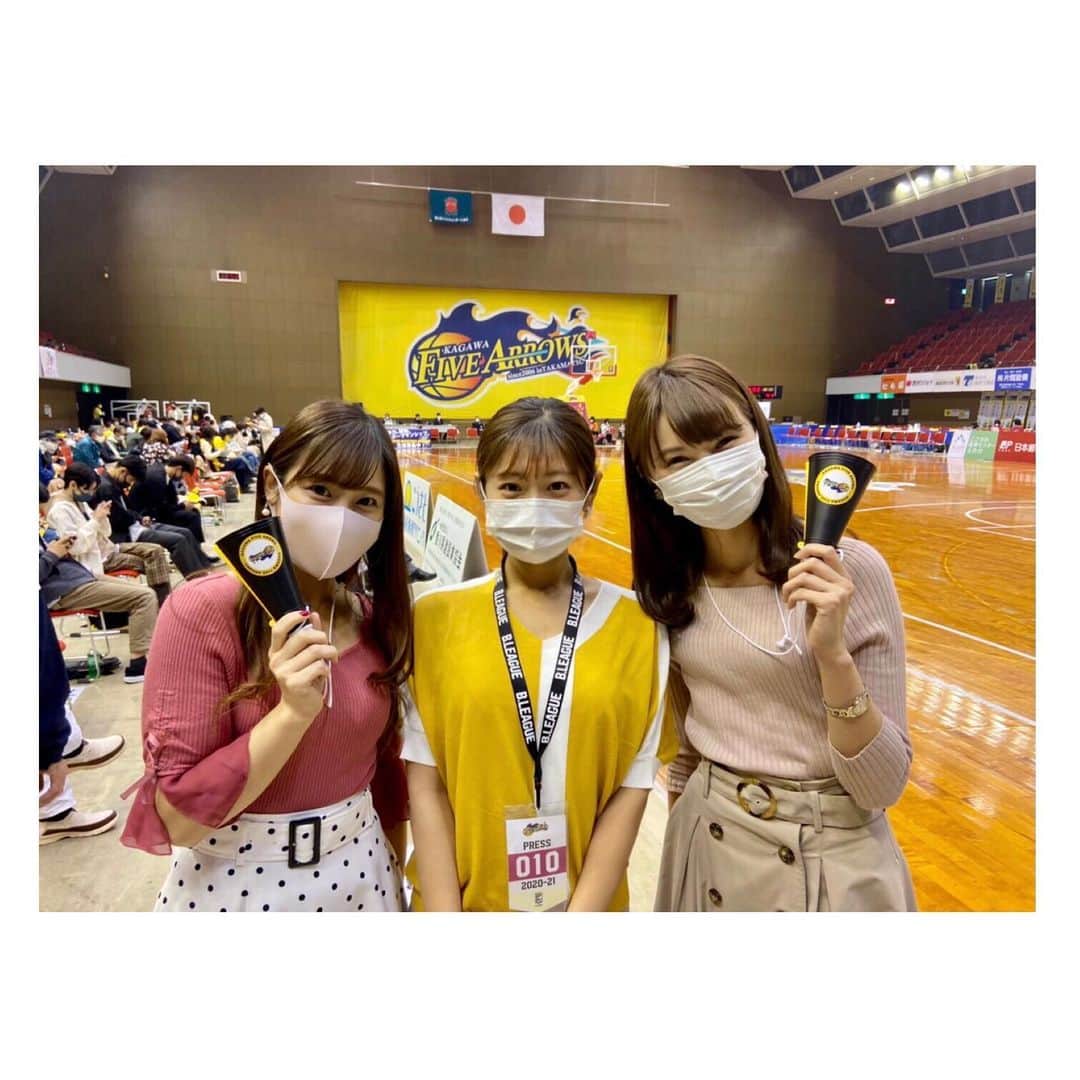 のインスタグラム：「🏹💛 . ファイブアローズ ホーム最終戦🏀 勝利とはなりませんでしたが 気持ちの伝わるプレーで とてもアツい試合でした✨ . そして何よりも 苦難を乗り越えてコートに立つ 皆さんの姿に元気をもらいました💪 . 試合の様子は 19日のニュースパで放送します🎤 . 実は2017-2018シーズンから取材させてもらっていて かれこれ4シーズン目なんです😳 KSBに来て初めて担当したのが ファイブアローズ ということもあり 思い入れありまくりです🤣 . 久しぶりに見に行けましたが バスケならではの近距離での試合観戦が 迫力たまりませんでした🙈 . 残り3試合プレーオフに向かって 一直線に勝ち進んでください！ 応援しています📣 . 写真はにこまるの 山内リポーターと野口リポーターと🌷 同期の西﨑アナとも久しぶりに会えました！ ※撮影時のみマスクを外しています . #香川 #スポーツ #バスケ #b2 #ファイブアローズ」