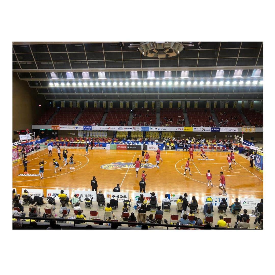 白戸ゆめのさんのインスタグラム写真 - (白戸ゆめのInstagram)「🏹💛 . ファイブアローズ ホーム最終戦🏀 勝利とはなりませんでしたが 気持ちの伝わるプレーで とてもアツい試合でした✨ . そして何よりも 苦難を乗り越えてコートに立つ 皆さんの姿に元気をもらいました💪 . 試合の様子は 19日のニュースパで放送します🎤 . 実は2017-2018シーズンから取材させてもらっていて かれこれ4シーズン目なんです😳 KSBに来て初めて担当したのが ファイブアローズ ということもあり 思い入れありまくりです🤣 . 久しぶりに見に行けましたが バスケならではの近距離での試合観戦が 迫力たまりませんでした🙈 . 残り3試合プレーオフに向かって 一直線に勝ち進んでください！ 応援しています📣 . 写真はにこまるの 山内リポーターと野口リポーターと🌷 同期の西﨑アナとも久しぶりに会えました！ ※撮影時のみマスクを外しています . #香川 #スポーツ #バスケ #b2 #ファイブアローズ」4月19日 0時21分 - yumeno.s_