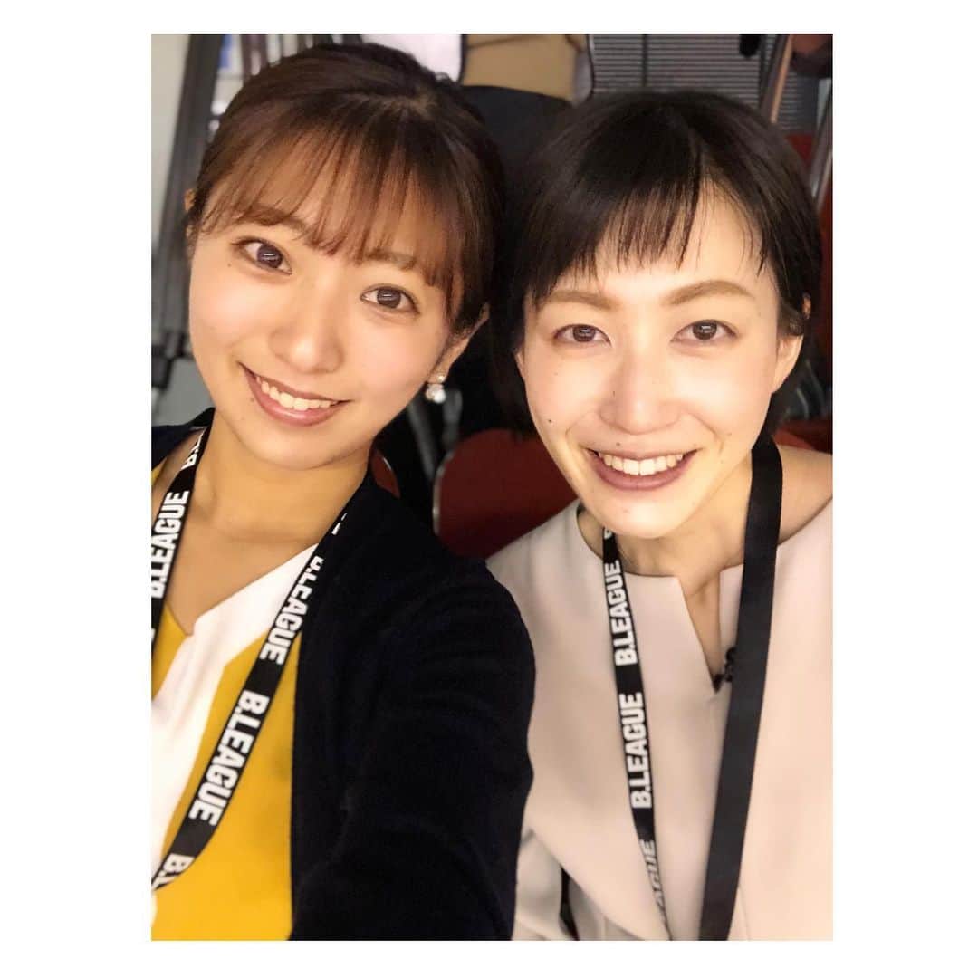 白戸ゆめのさんのインスタグラム写真 - (白戸ゆめのInstagram)「🏹💛 . ファイブアローズ ホーム最終戦🏀 勝利とはなりませんでしたが 気持ちの伝わるプレーで とてもアツい試合でした✨ . そして何よりも 苦難を乗り越えてコートに立つ 皆さんの姿に元気をもらいました💪 . 試合の様子は 19日のニュースパで放送します🎤 . 実は2017-2018シーズンから取材させてもらっていて かれこれ4シーズン目なんです😳 KSBに来て初めて担当したのが ファイブアローズ ということもあり 思い入れありまくりです🤣 . 久しぶりに見に行けましたが バスケならではの近距離での試合観戦が 迫力たまりませんでした🙈 . 残り3試合プレーオフに向かって 一直線に勝ち進んでください！ 応援しています📣 . 写真はにこまるの 山内リポーターと野口リポーターと🌷 同期の西﨑アナとも久しぶりに会えました！ ※撮影時のみマスクを外しています . #香川 #スポーツ #バスケ #b2 #ファイブアローズ」4月19日 0時21分 - yumeno.s_