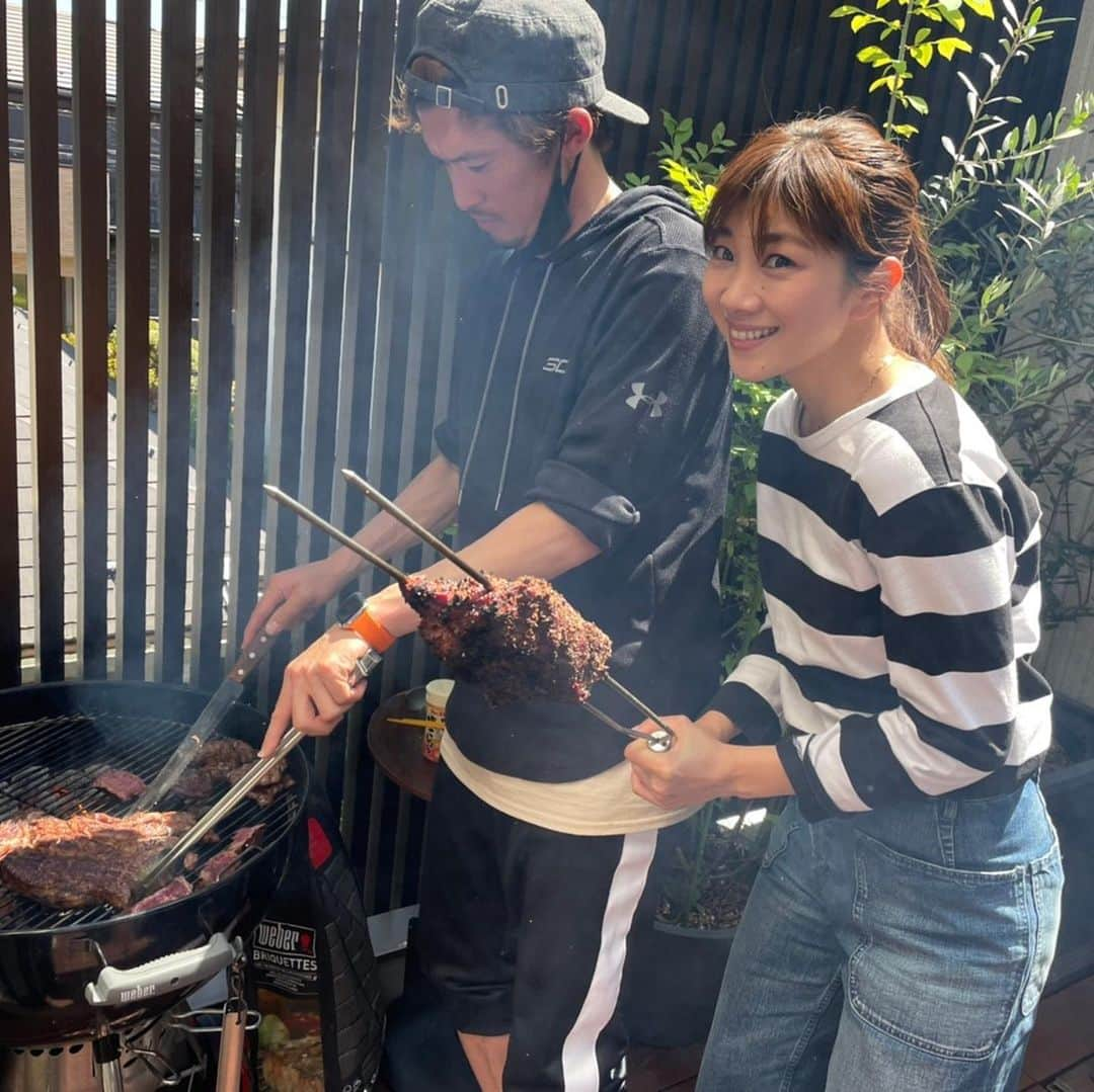 潮田玲子さんのインスタグラム写真 - (潮田玲子Instagram)「週末晴れた今日は久しぶりにおうちでバーベキュー🍖 お天気も良いし気持ちよかったなぁー、美味しかったなぁー😋😍🥰  YouTubeでも夫婦で対決しつつおうち時間楽しんでまーす笑笑🤣  またupされたのでご覧くださいっ🙋‍♀️  #おうちバーベキュー #黙々と焼く旦那の横で #お肉横取り #おうち時間シリーズ #youtube #夫婦対決」4月18日 22時50分 - reikoshiota_official