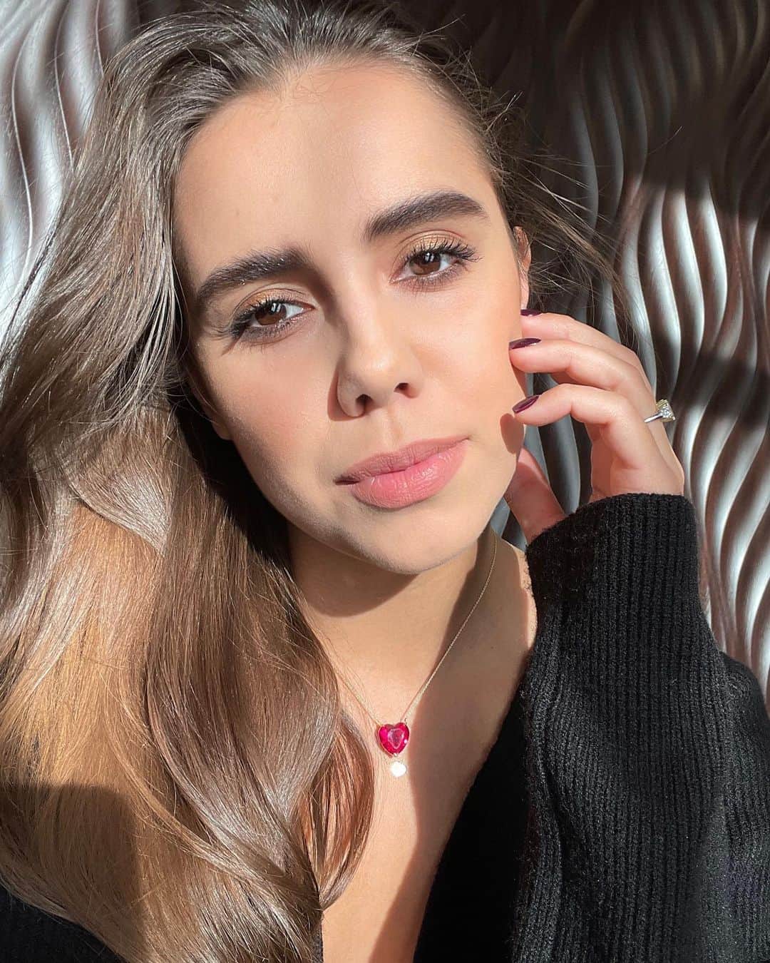 マルガリータ・マムンのインスタグラム：「Хотела вам рассказать о фонде @plussevenfund! Ребята постоянно ищут хорошие новости и каждый месяц проводят конкурс «Человек-Поступок»!  На прошлой неделе мы вместе проводили прямой эфир и генератором случайных чисел выбирали победителя месяца из четырёх финалистов. Им стал иркутский хирург Юрий Козлов, который спас жизнь новорождённому мальчику в Улан-Удэ! Фонд перевёл победителю 100 тыс рублей.   Спасибо @plussevenfund, вы огромные молодцы!  Ведь в нынешнее время так много негатива, и мы все больше и больше циклимся на нем, принимая хорошие, чистые, добрые новости как должное!」