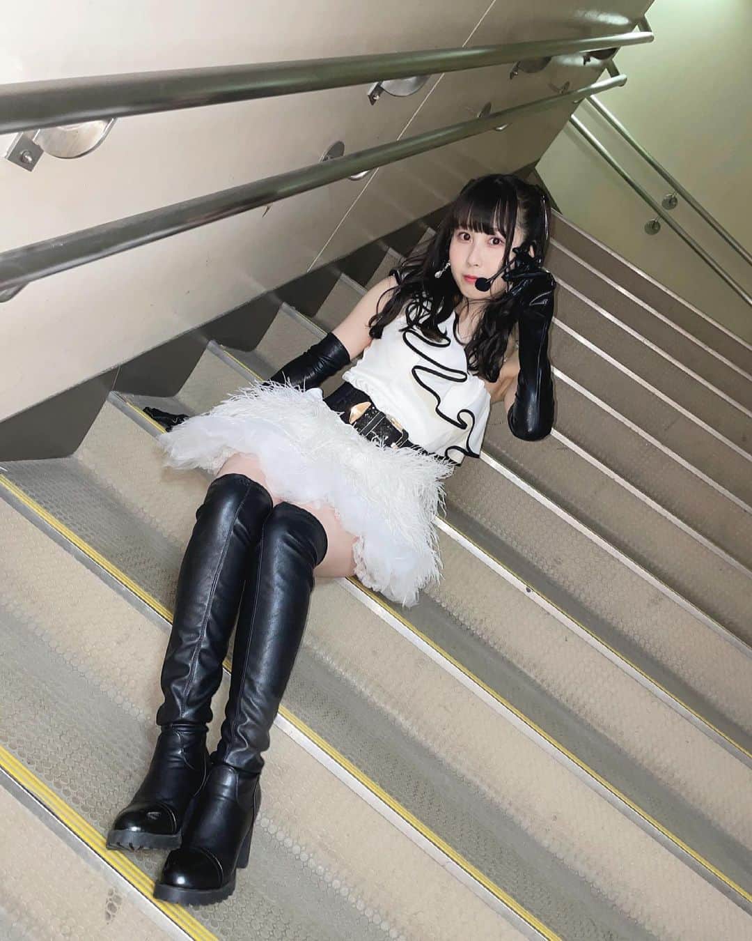 のインスタグラム：「🤍🖤﻿ ﻿ ﻿ #DearJ ﻿ ﻿ 板野友美さんが大好きだった﻿ 私は今振り返っても﻿ 夢みたいな時間で、﻿ 本当にすごい経験をさせていただきました。﻿ 嬉しかったです.....😭😭✨﻿ ﻿ ﻿ 忘れることは絶対ないけど、﻿ この経験をこれからも忘れずに﻿ もっといろんな曲で﻿ 成長した姿を見せれるように﻿ 頑張ります*.+ﾟ﻿ ずっとみていてください☺！！！️﻿ ﻿ ﻿ 最後の写真は﻿ 私の楽屋のロッカーです... 💚﻿ ﻿ ﻿ #松井珠理奈卒業コンサート #板野友美 さん #大好きです 。 #ske48 #井上瑠夏 #followme #instagood」