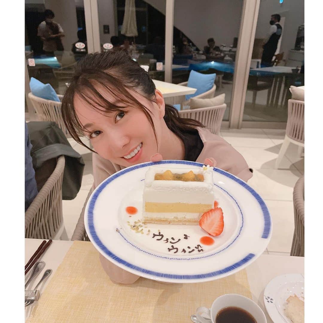 崎山一葉さんのインスタグラム写真 - (崎山一葉Instagram)「*>>>🍰 * 800回記念の際 夕食の時にデザートプレートに ウィン♪ウィン♪♪と、 スタッフ含め、沢山のお皿一つ一つに 手描きでお祝いしてくれました💙  シーウッドホテルの皆様 お心遣い、ありがとうございました✨  @seawoodhotel」4月18日 23時38分 - kazuha_sakiyama